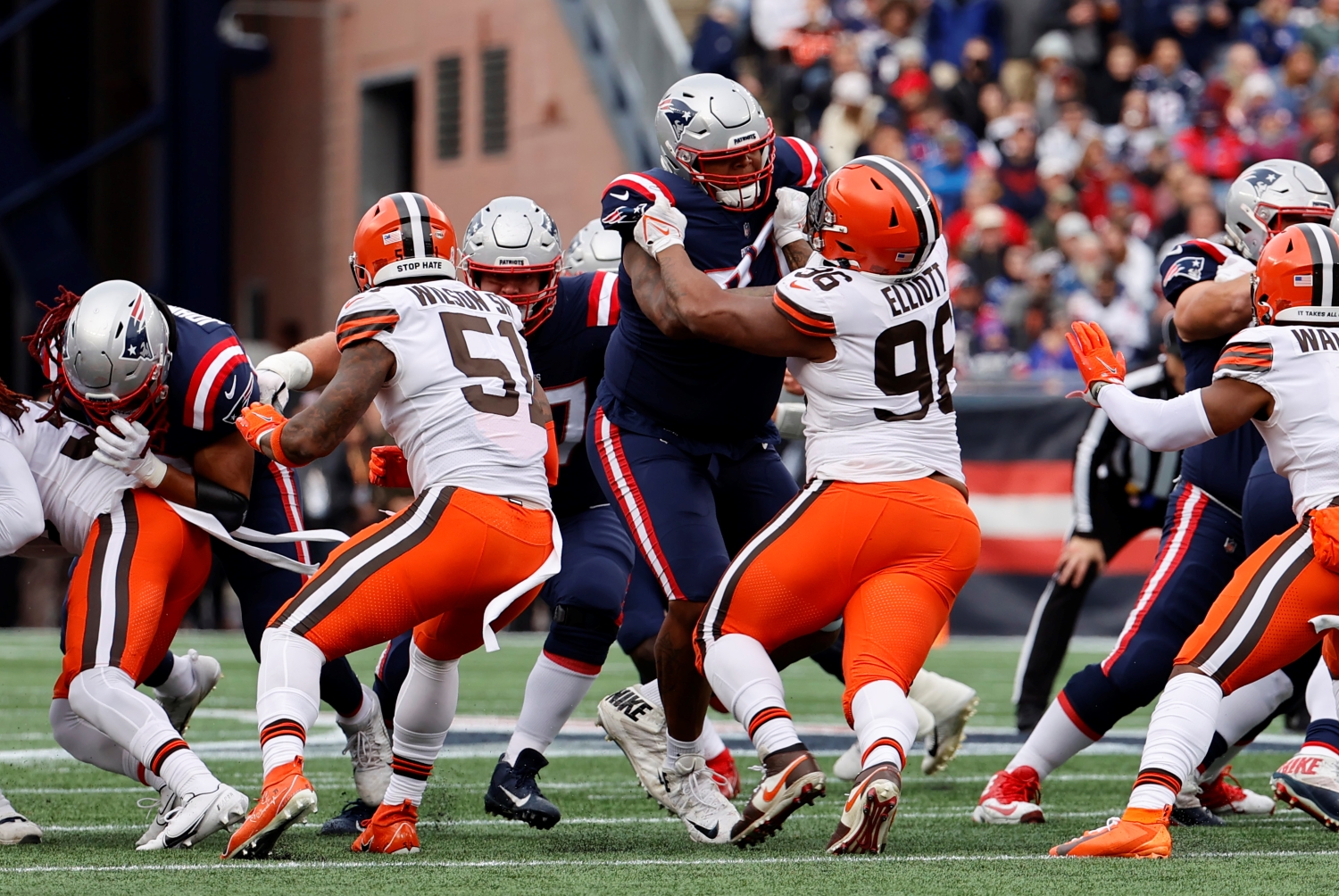 New England Patriots OT Trent Brown blocks a Cleveland Browns defender.