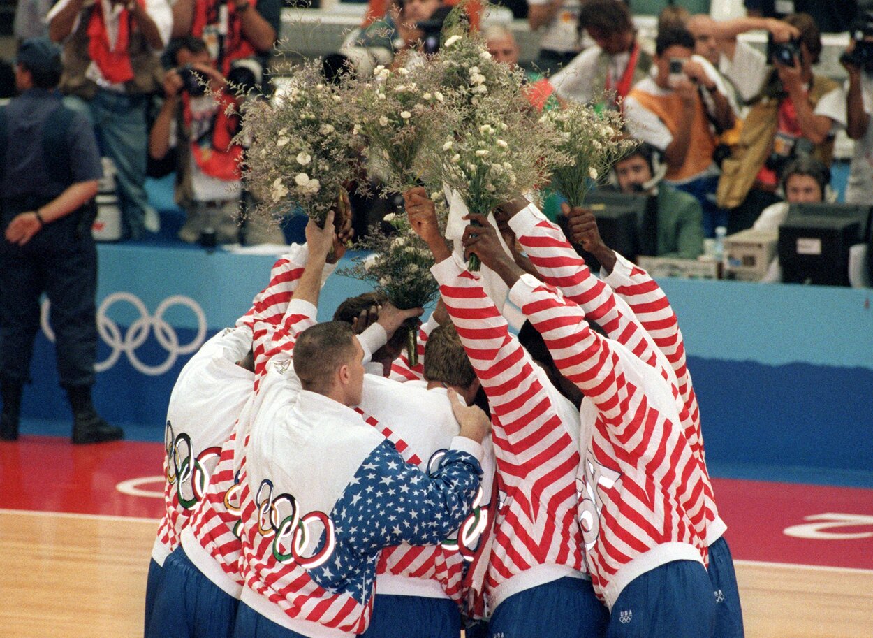 Christian Laettner and the United States "Dream Team" huddle together.