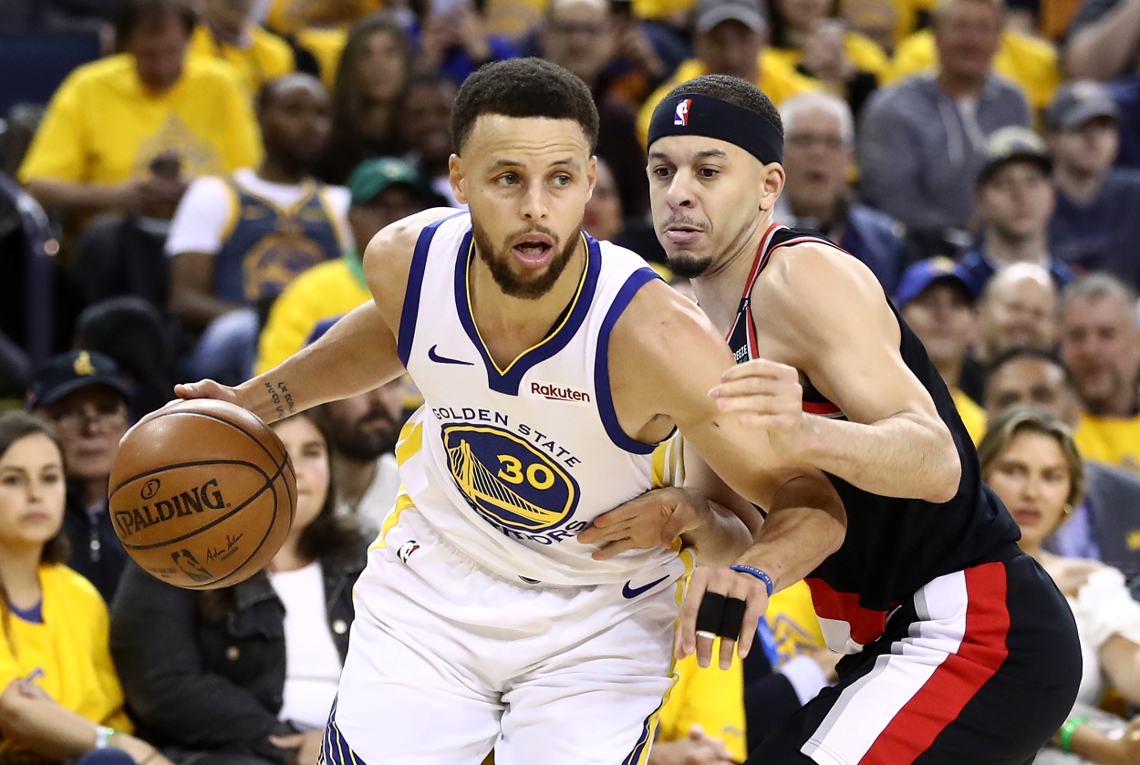 Seth Curry guards Stephen Curry during an NBA game.