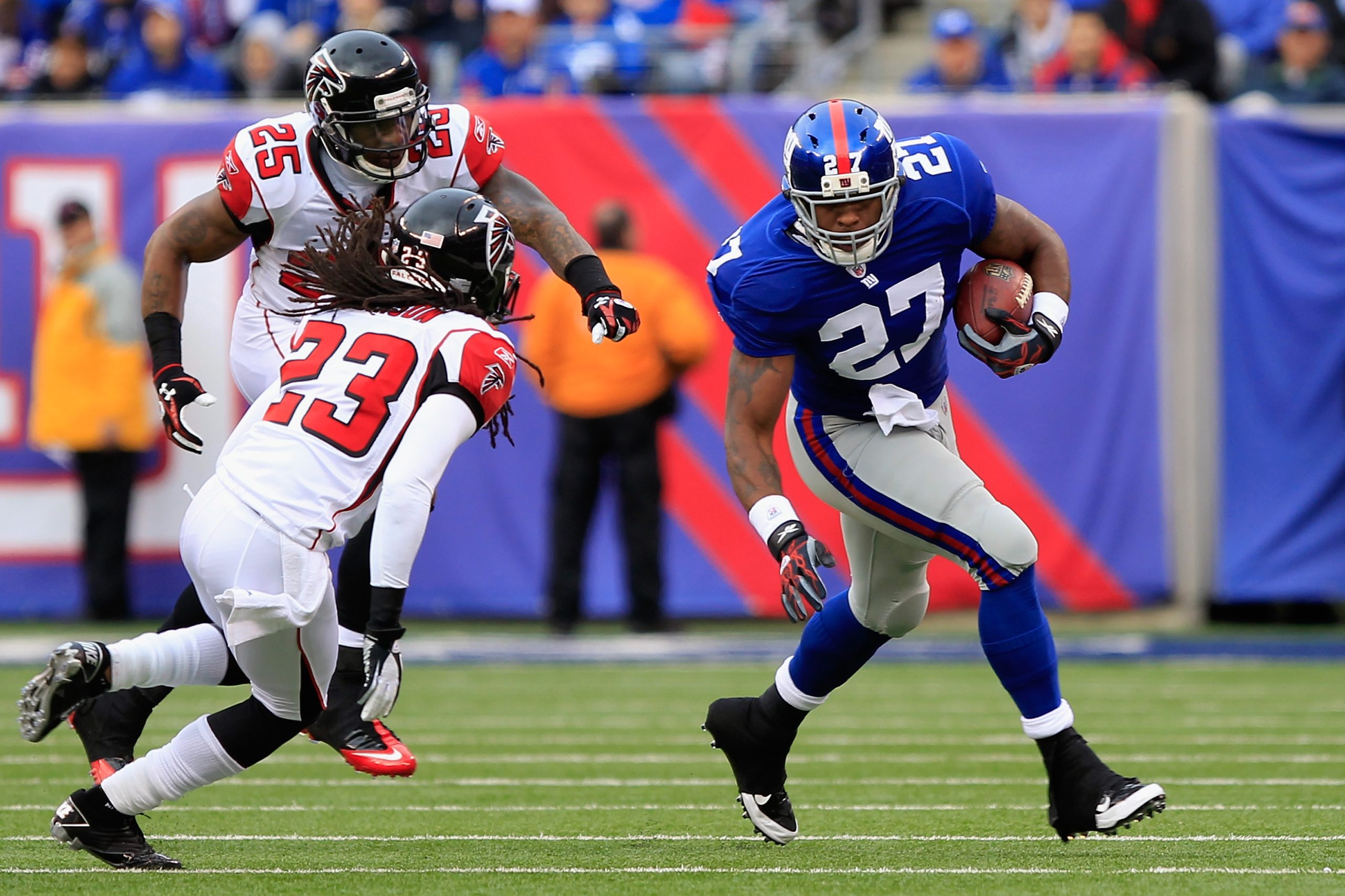 Brandon Jacobs of the New York Giants runs the ball.