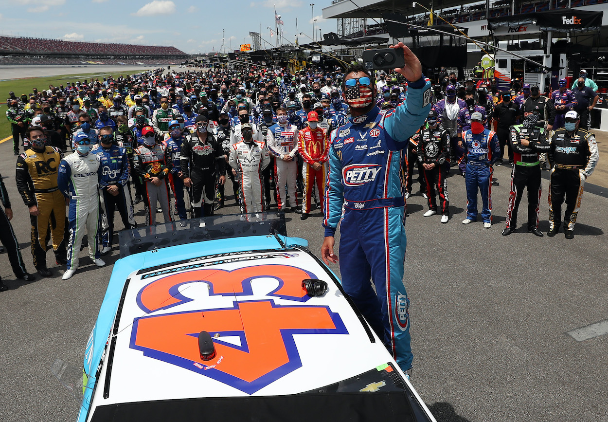 Bubba Wallace takes selfie with drivers