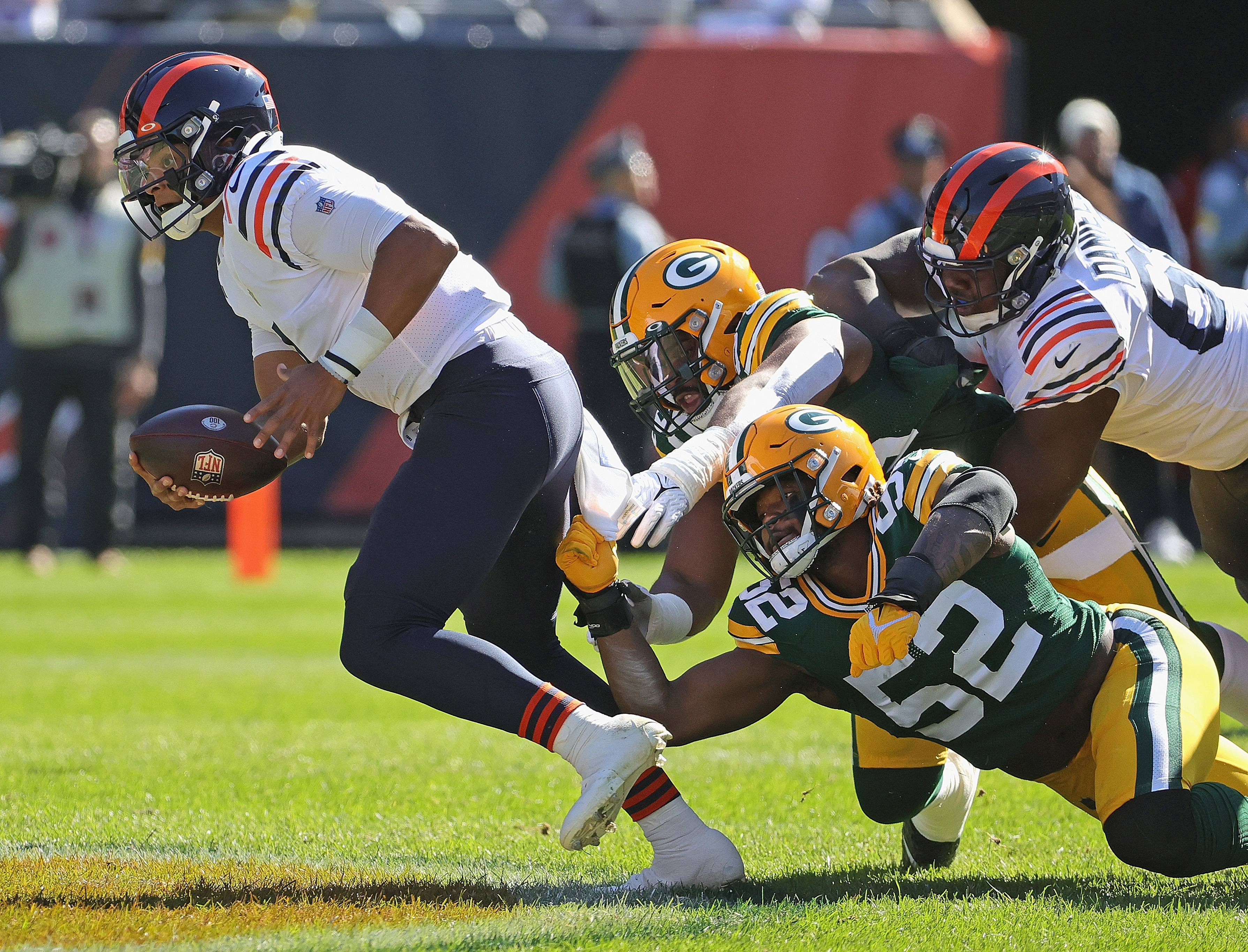 Justin Fields plays the Green Bay Packers