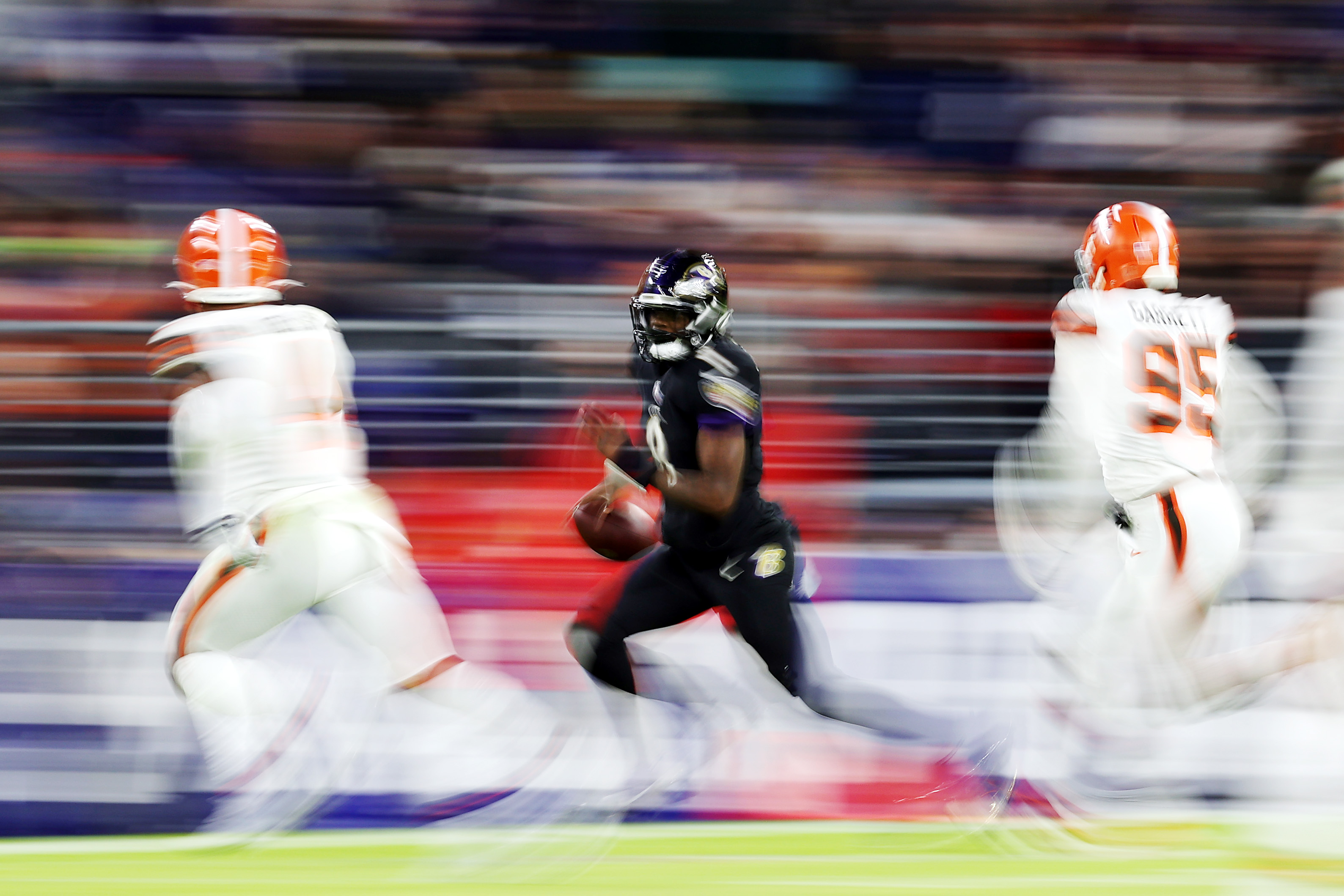 Ravens QB Lamar Jackson tries to escape Browns defenders