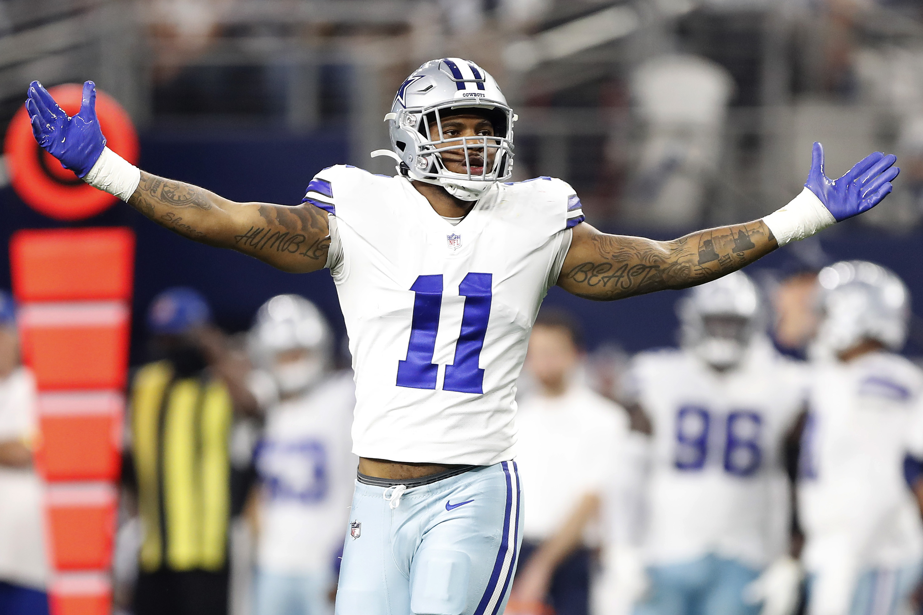 Cowboys linebacker Micah Parsons reacts after sacking Taylor Heinicke