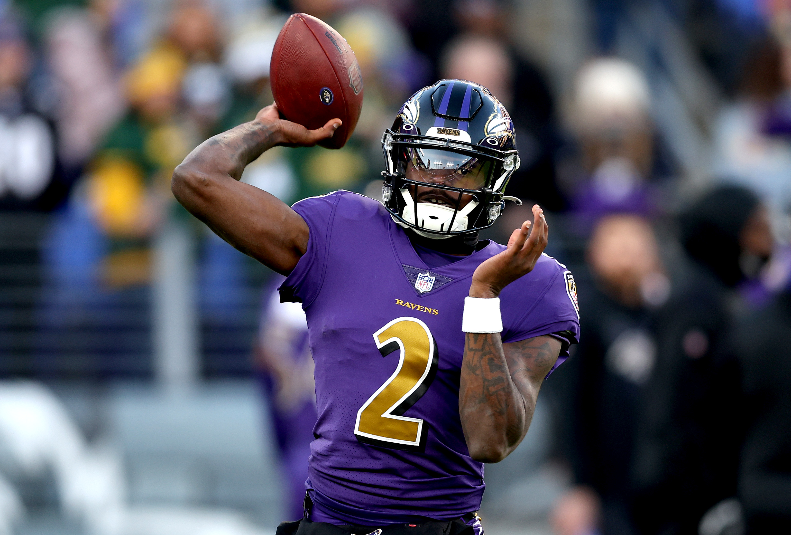 Ravens QB Tyler Huntley warms up before game against the Packers