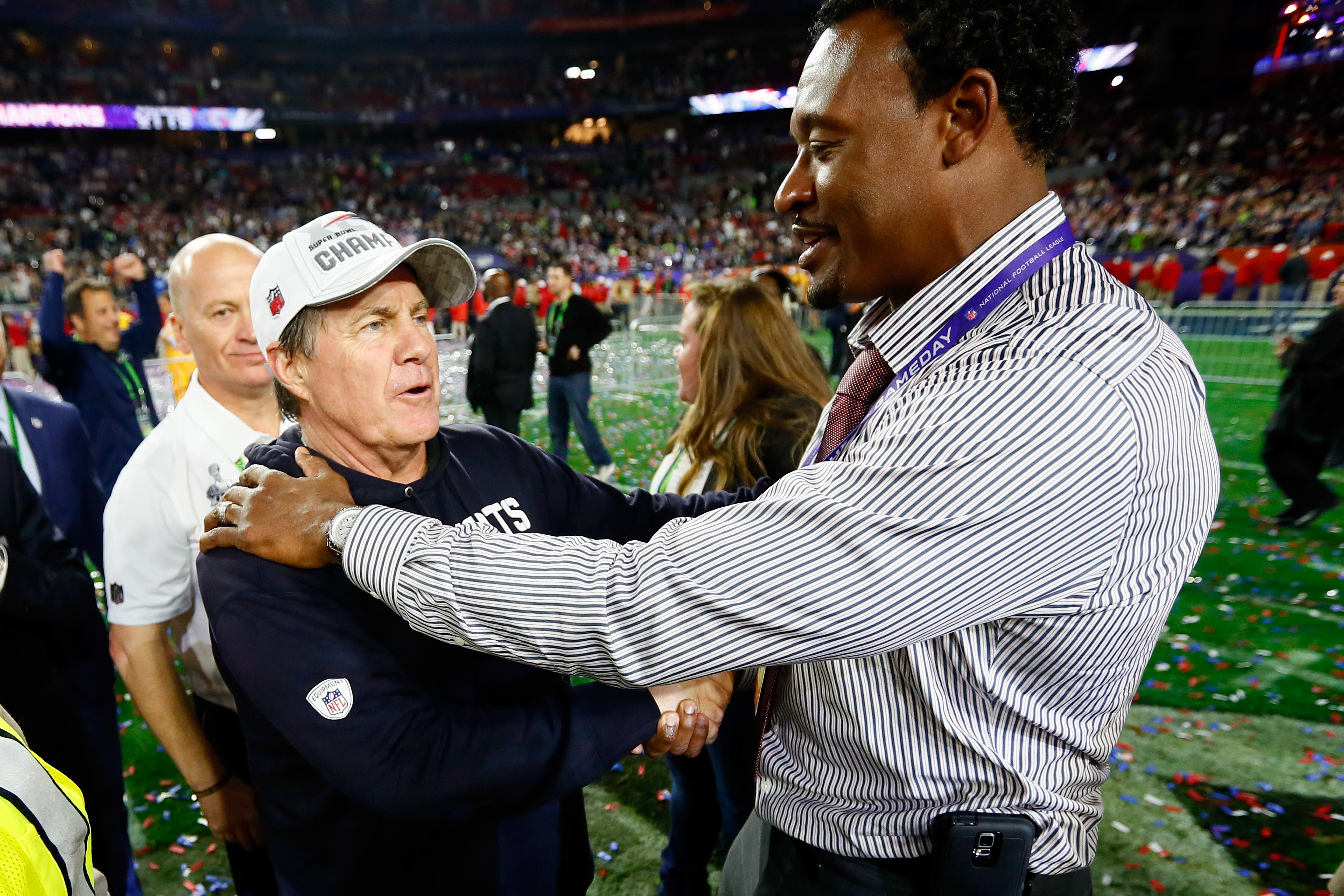Patriots head coach Bill Belichick talks to Willie McGinest after Super Bowl XLIX