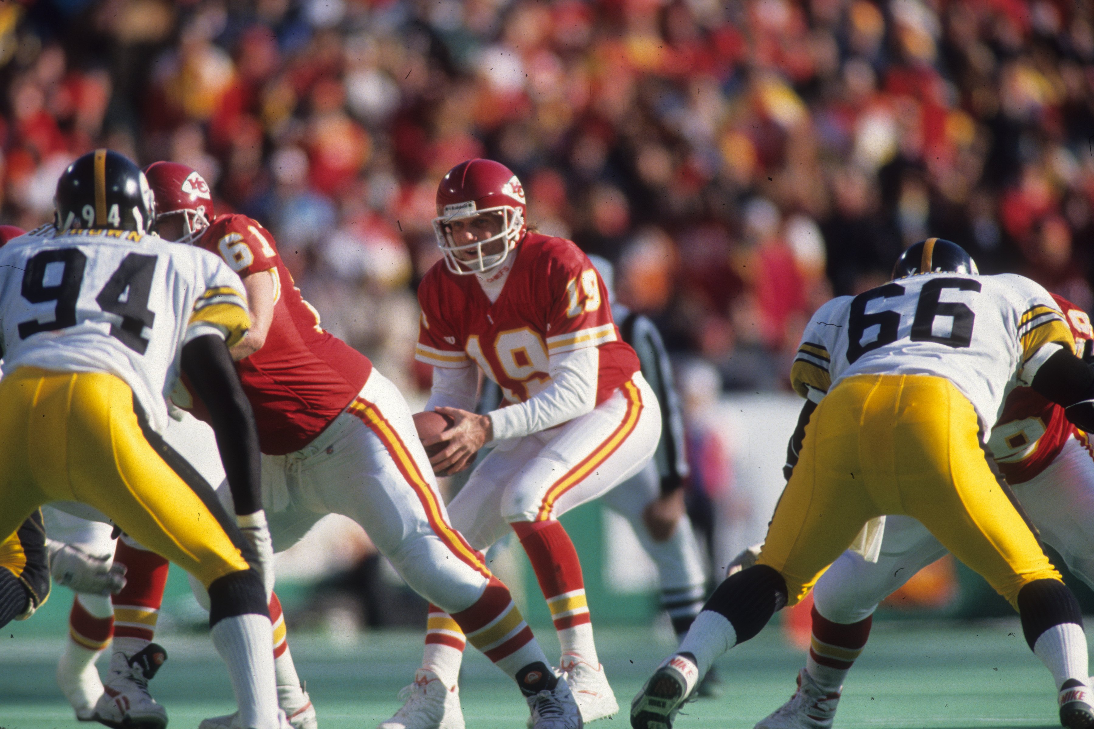 Joe Montana leads the Chiefs past the Steelers in the 1993 AFC Playoffs