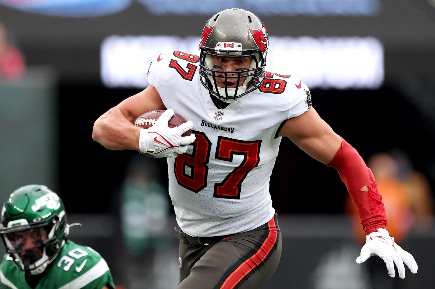 Rob Gronkowski runs with the ball against the New York Jets in the first quarter of the Tampa Bay Buccaneers' game at MetLife Stadium on Jan. 2, 2022, in East Rutherford, New Jersey. | Elsa/Getty Images
