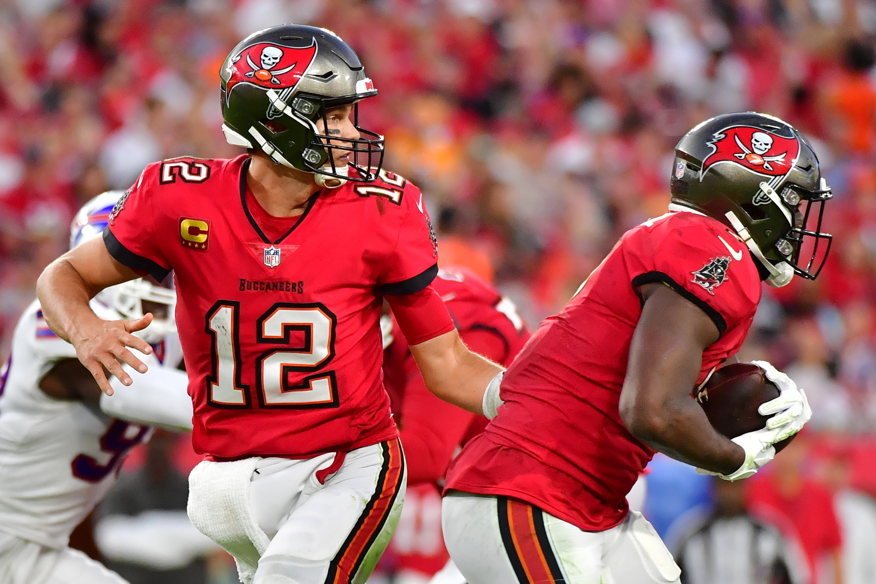 Buccaneers QB Tom Brady hands the ball to running back Leonard Fournette