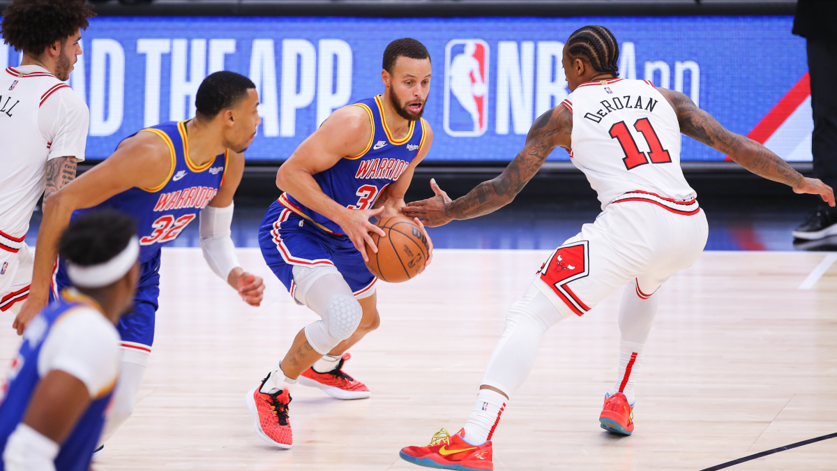 Stephen Curry of the Golden State Warriors injured his left hand in a win over the Chicago Bulls but appears to have avoided major damage.