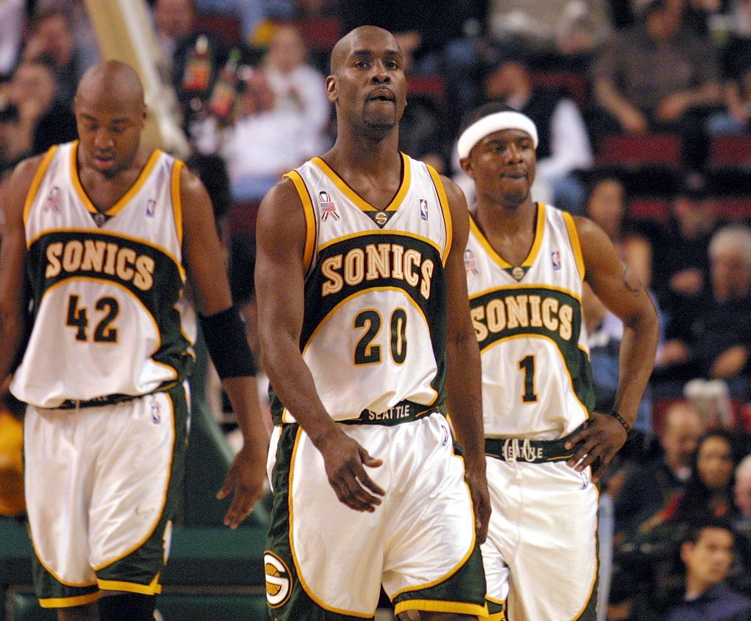 Seattle Supersonics Gary Payton (C), Vin Baker (L) and Shammond Williams (R) endure the final seconds of their team's 102-75 loss to the San Antonio Spurs in Seattle in 2002.