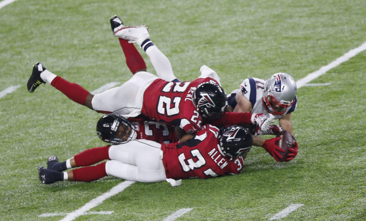 Julian Edelman makes acrobatic catch in Super Bowl 51