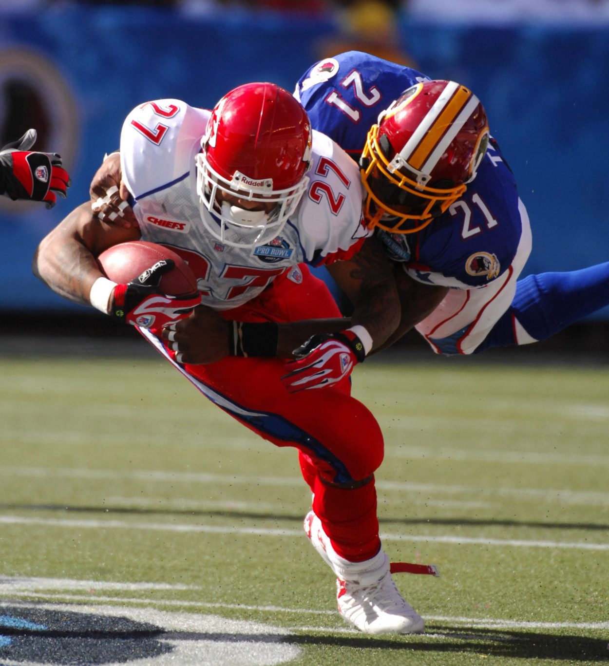 Sean Taylor makes a tackle in the 2007 Pro Bowl