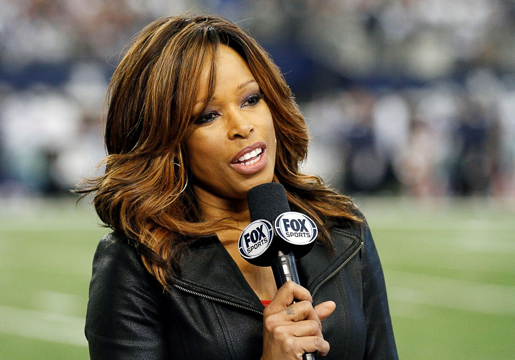 Fox Sports NFL sideline reporter Pam Oliver covering an NFL football game between the Green Bay Packers and Dallas Cowboys