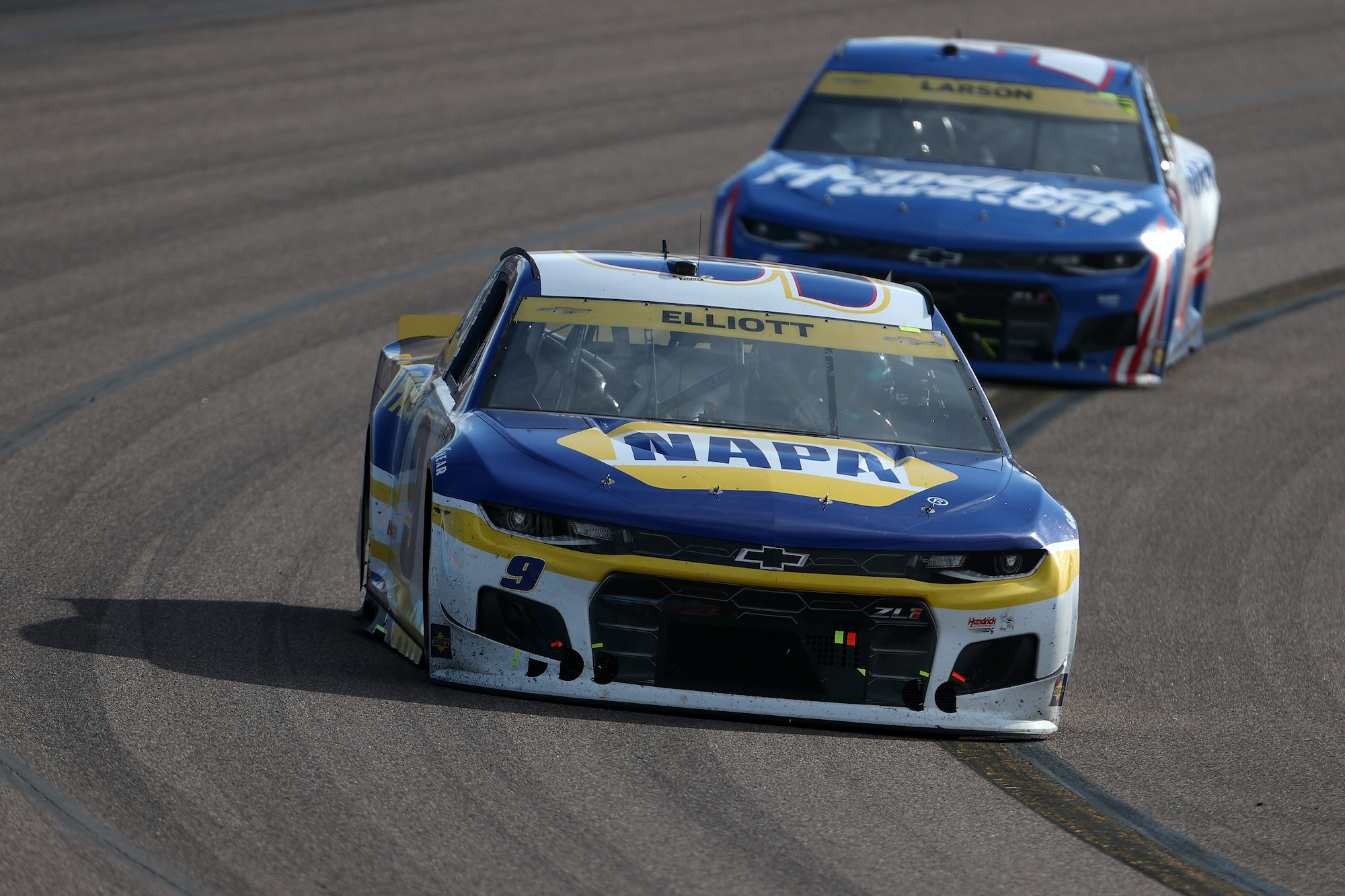 Chase Elliott and Kyle Larson race at Phoenix