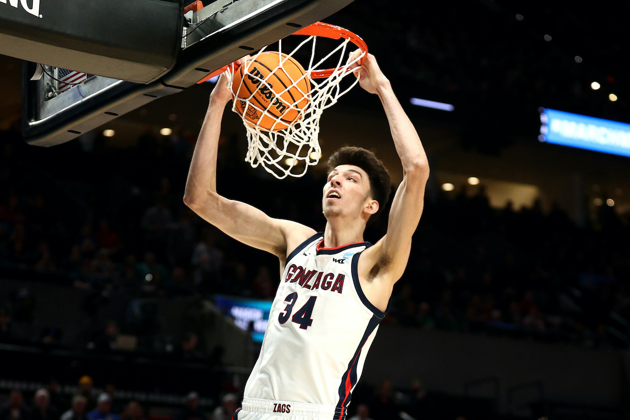 Chet Holmgren dunks against Georgia State.