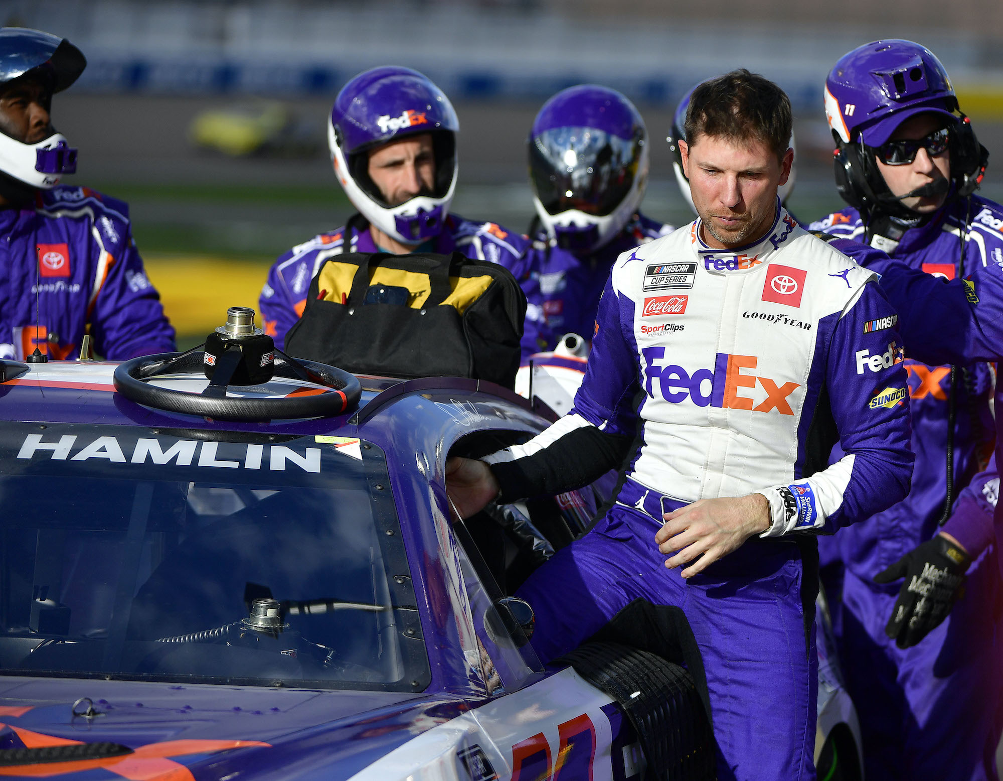 Denny Hamlin rides hot streak in Las Vegas, holds off Chase Elliott to win  NASCAR playoff race - The Boston Globe