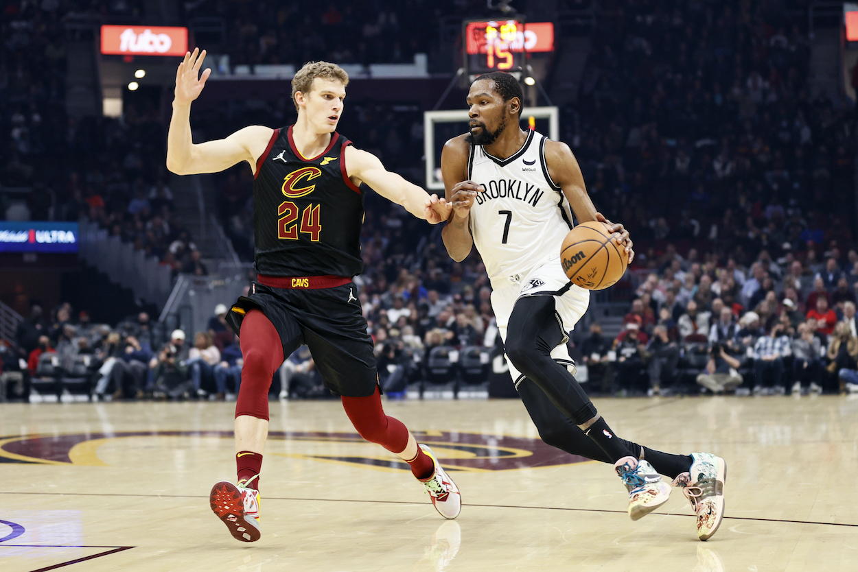 Kevin Durant drives on Lauri Markkanen.