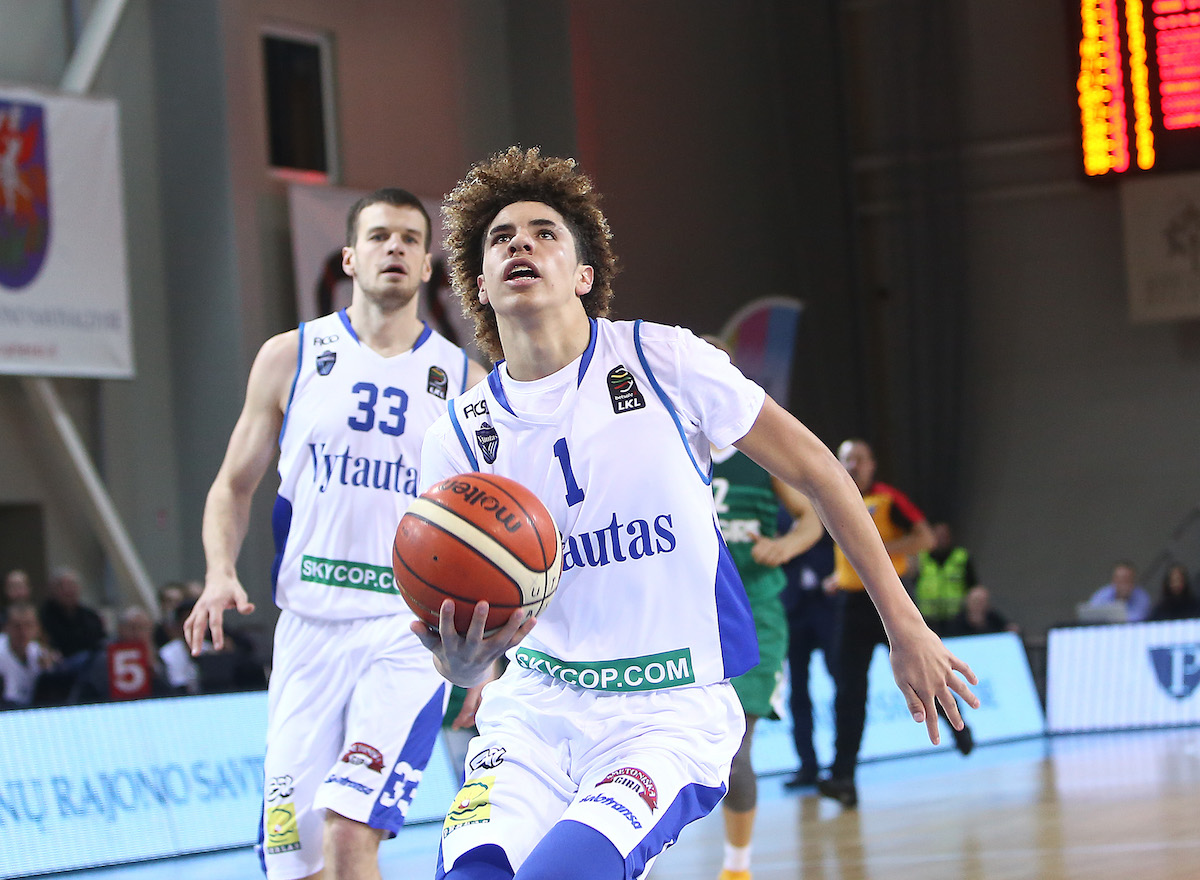 Lamelo trumpas laikas nuo kamuolio Lietuvoje padėjo pagrindą NBA pergalei