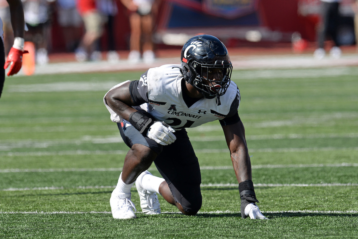 Cincinnati Bearcats defensive lineman Myjai Sanders lines up for a play. Sanders could be a Round 2 target of the Green Bay Packers in the 2022 NFL Draft.