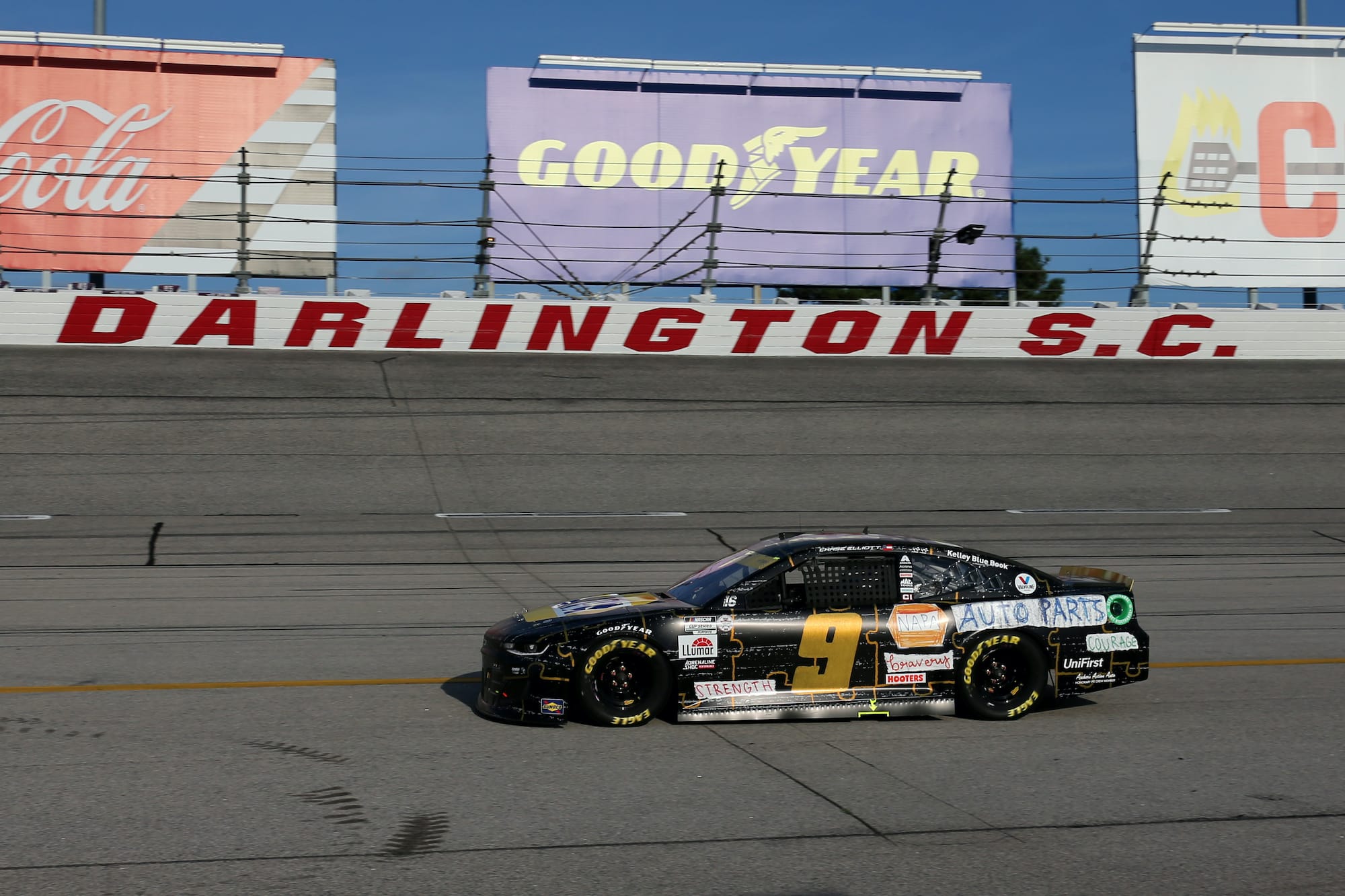 Chase Elliott races at Darlington