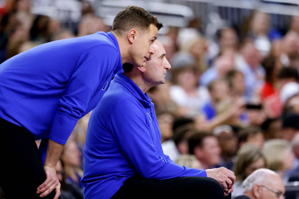 Jon Scheyer (L) speaks to Duke head coach Mike Krzyzewski (R)