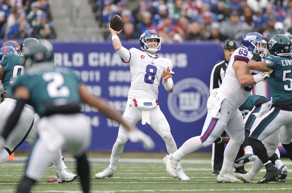 Daniel Jones throws a pass