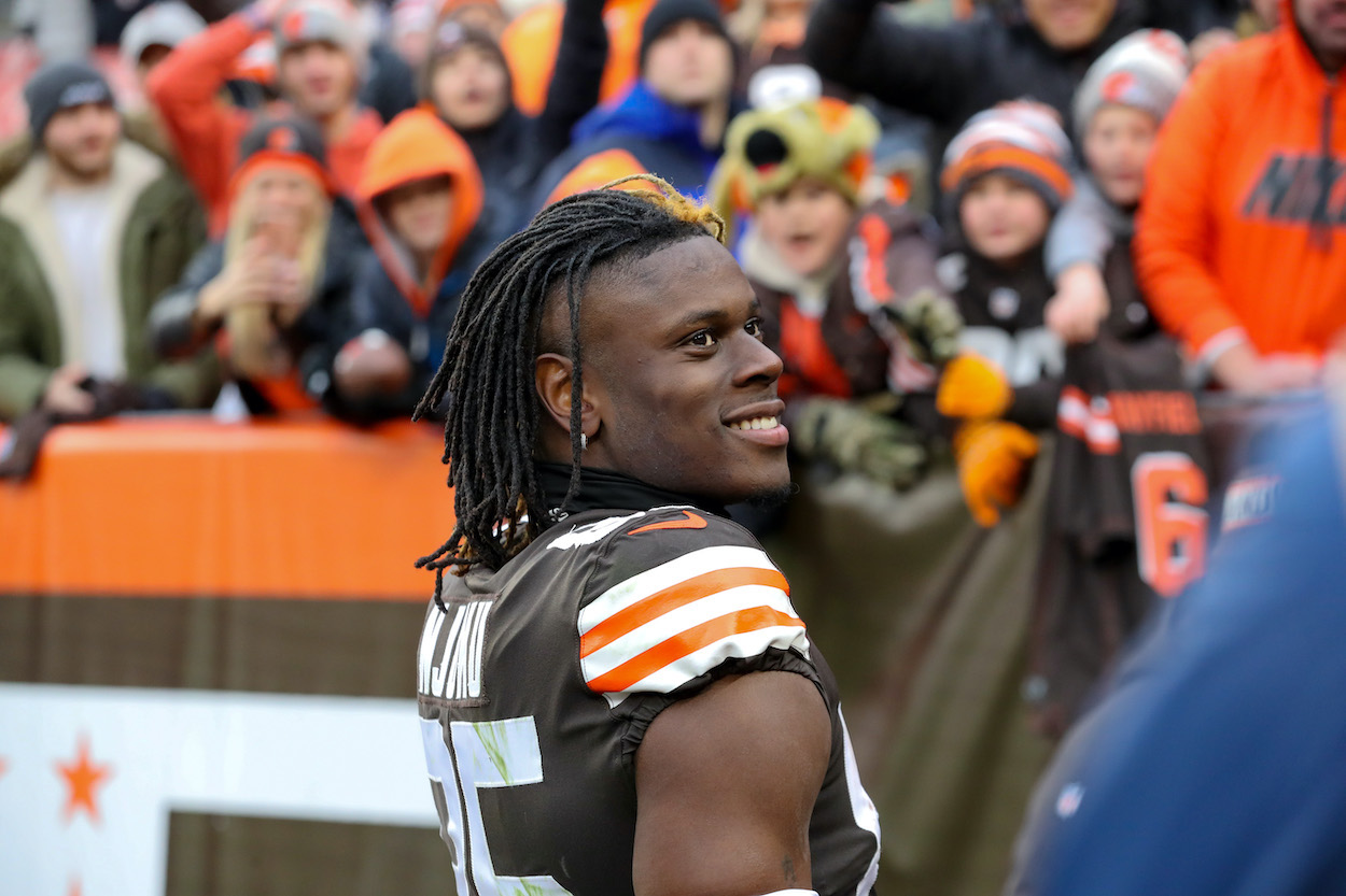 Cleveland Browns tight end David Njoku interacts with fans.