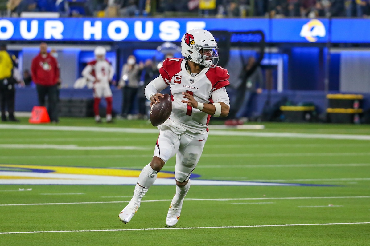 Kyler Murray prepares to throw a pass.