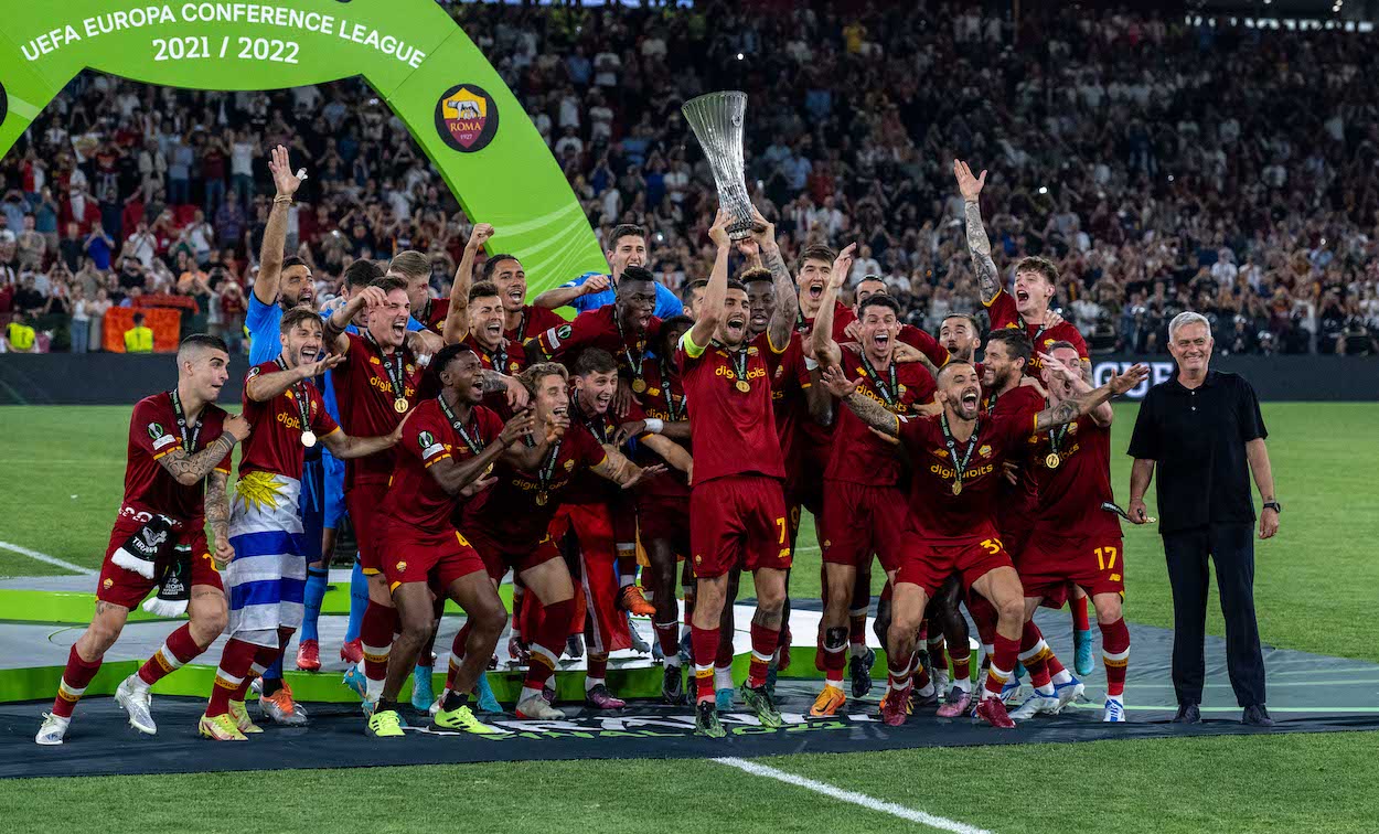 Captain Lorenzo Pellegrini of AS Roma and hes teammates Jose Mourinho, Tammy Abraham, Matias Vina, Leonardo Spinazzola and Nicola Zalewski celebrates during the UEFA Conference League final match between AS Roma and Feyenoord at Arena Kombetare on May 25, 2022 in Tirana, Albania.