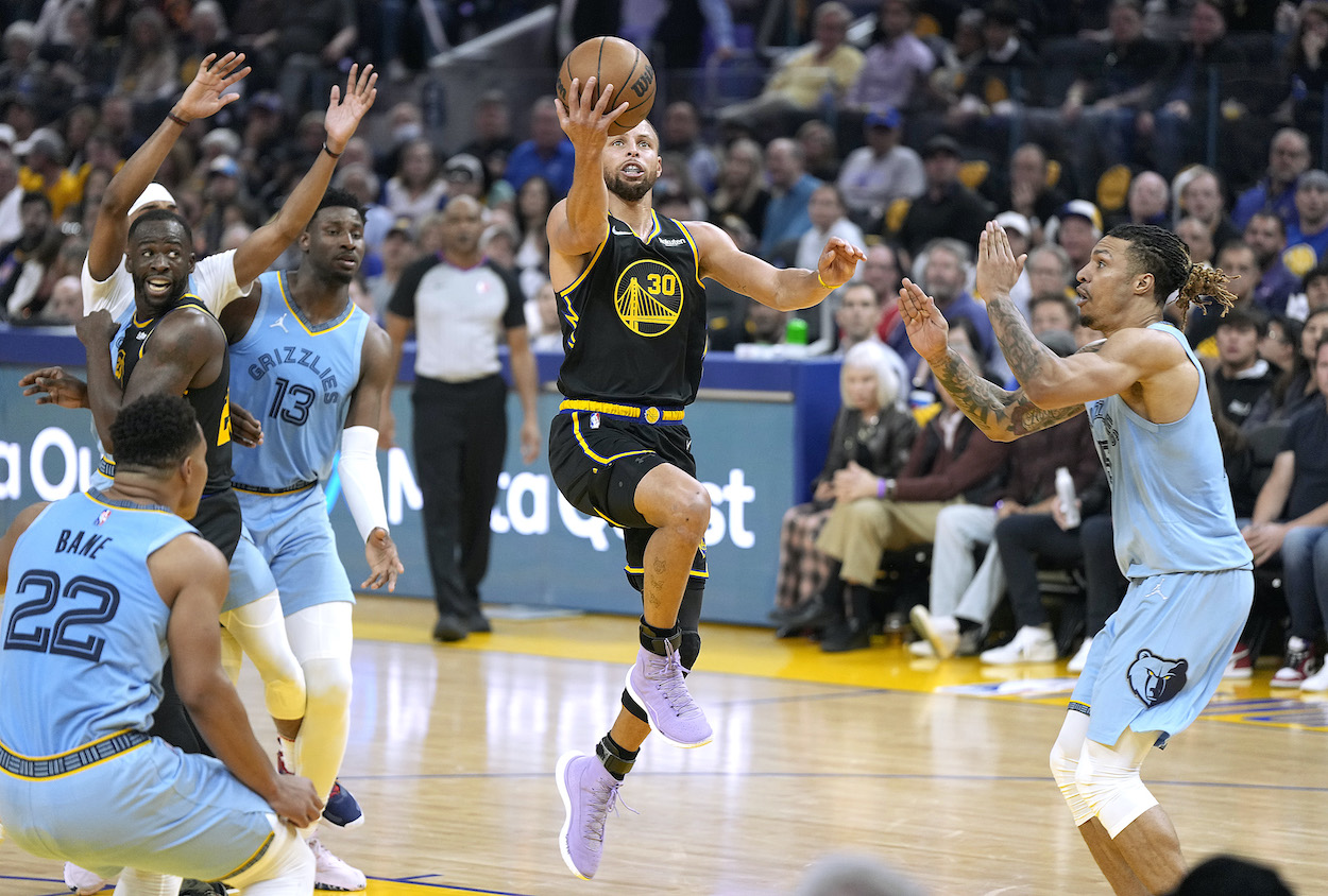 Steph Curry drives to the basket against the Grizzlies.