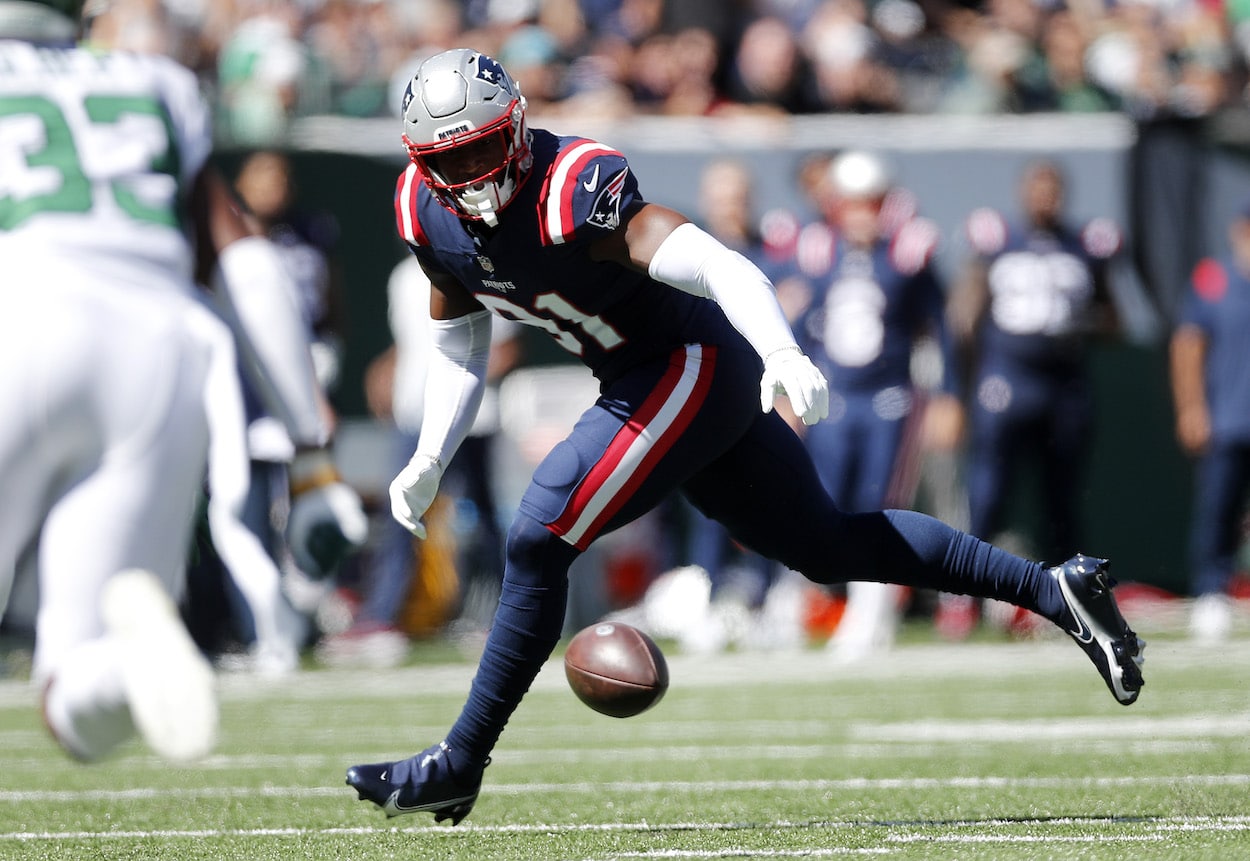 Jonnu Smith tries to catch a target for the New England Patriots