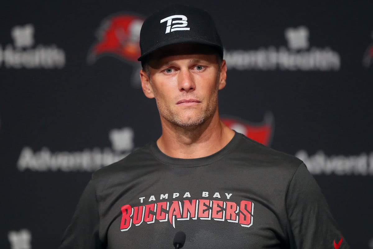 Le quart-arrière des Buccaneers de Tampa Bay, Tom Brady, s'adresse au minicamp des médias en 2022