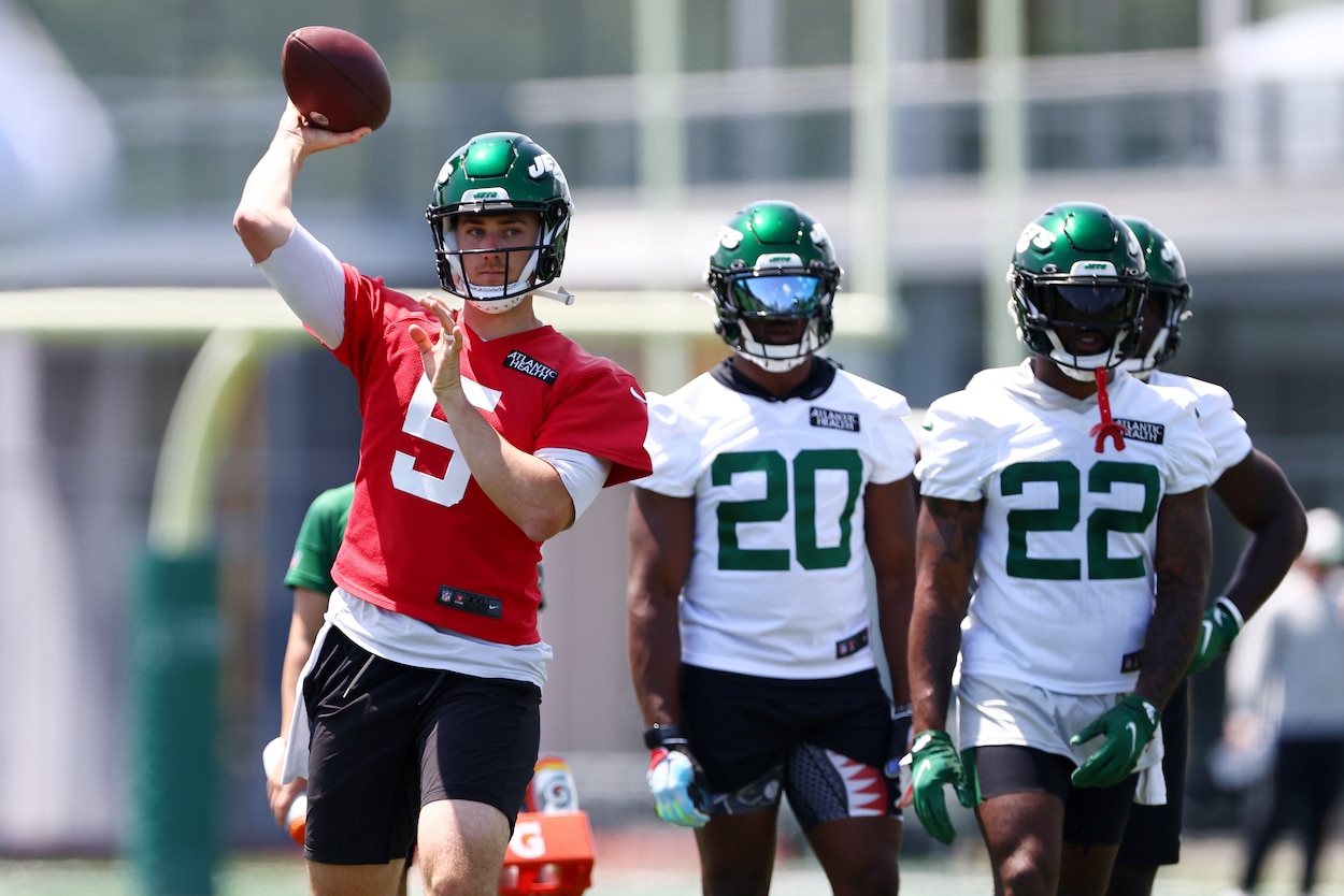 New York Jets training camp battles includes a fight for RB1 that includes rookie Breece Hall (20, pictured).