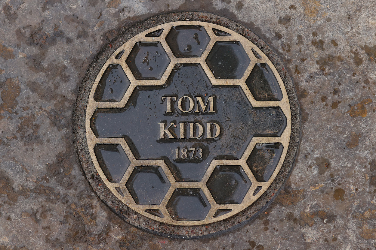 The plaque commemorating Tom Kidd at St. Andrews.
