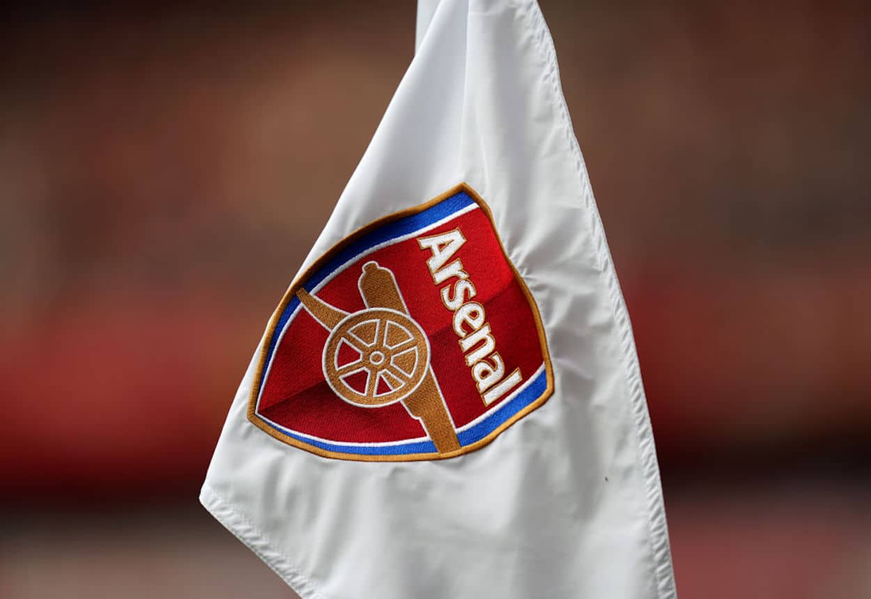 An Arsenal badge on a white corner flag.