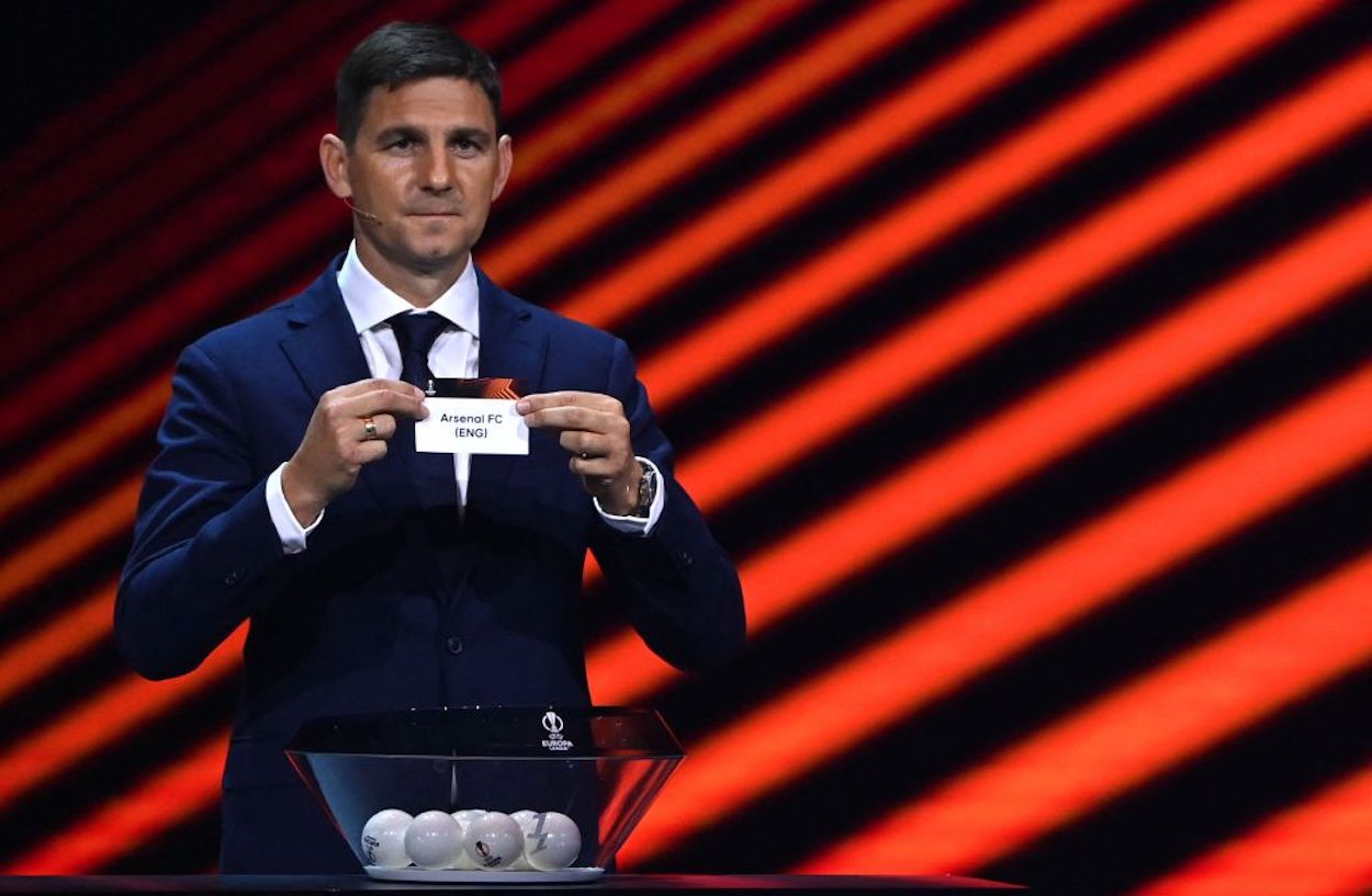 Zoltan Gera holds up Arsenal's name during the 2022 Europa League draw.