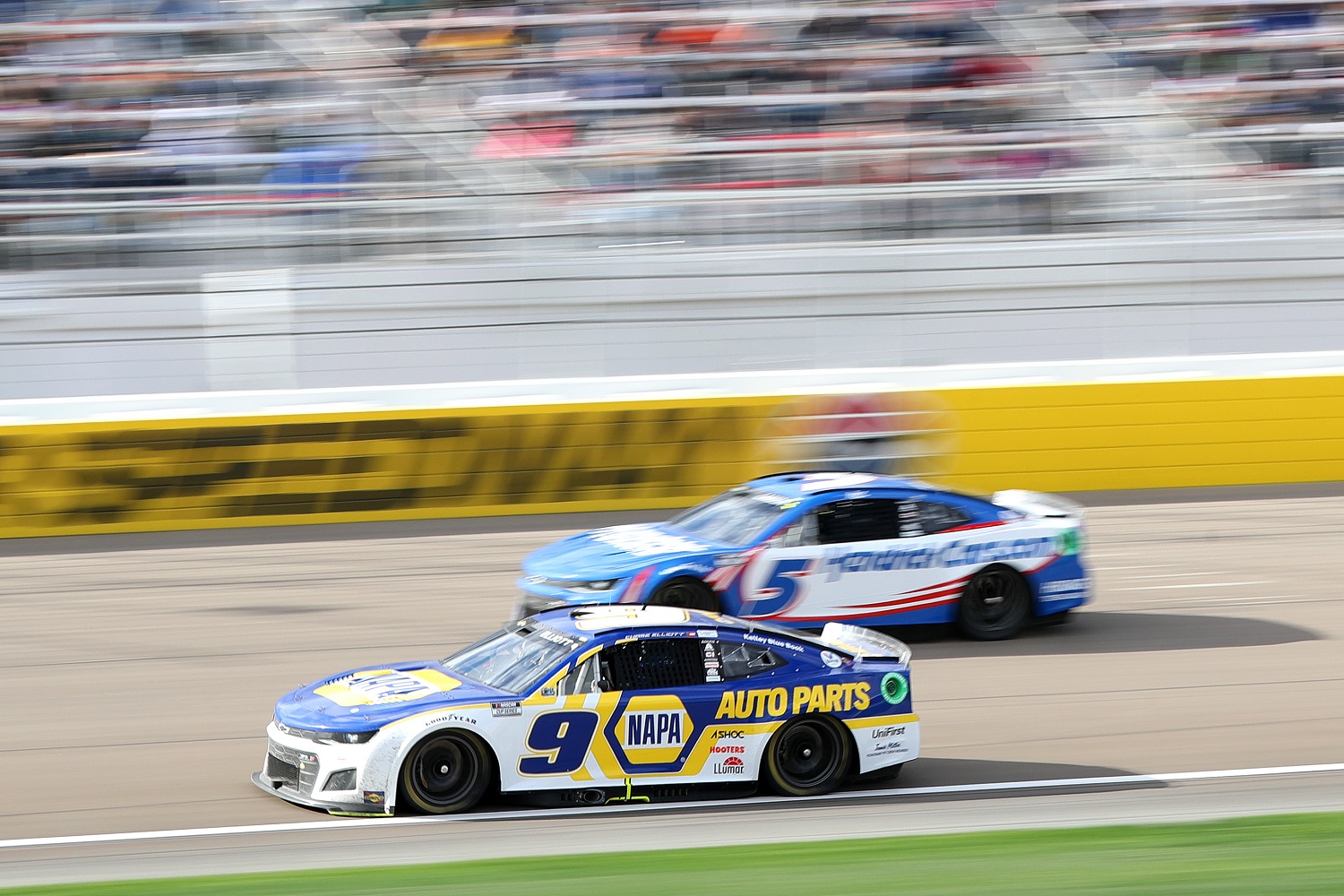 Chase Elliott and Kyle Larson race during the NASCAR Cup Series Pennzoil 400 at Las Vegas Motor Speedway on March 06, 2022.
