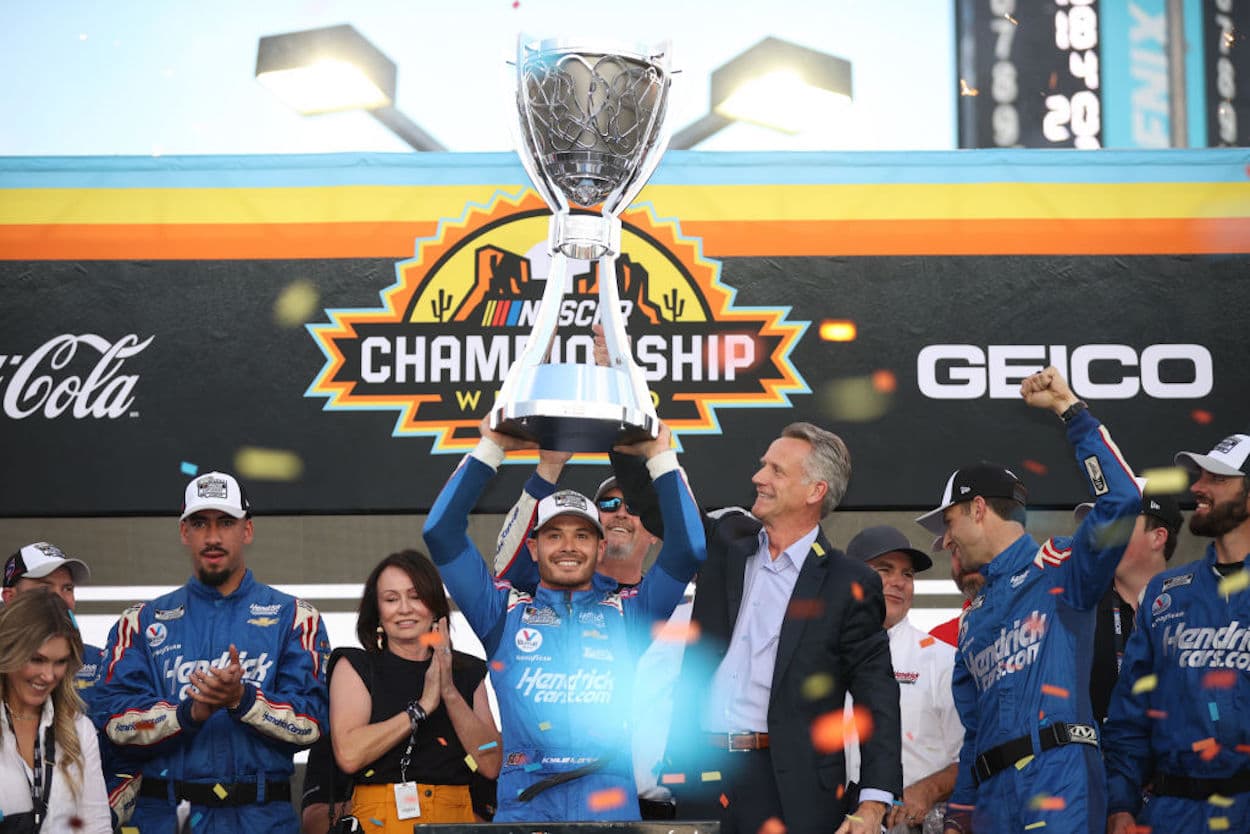 Kyle Larson lifts the trophy as 2021 NASCAR Cup Series champion.