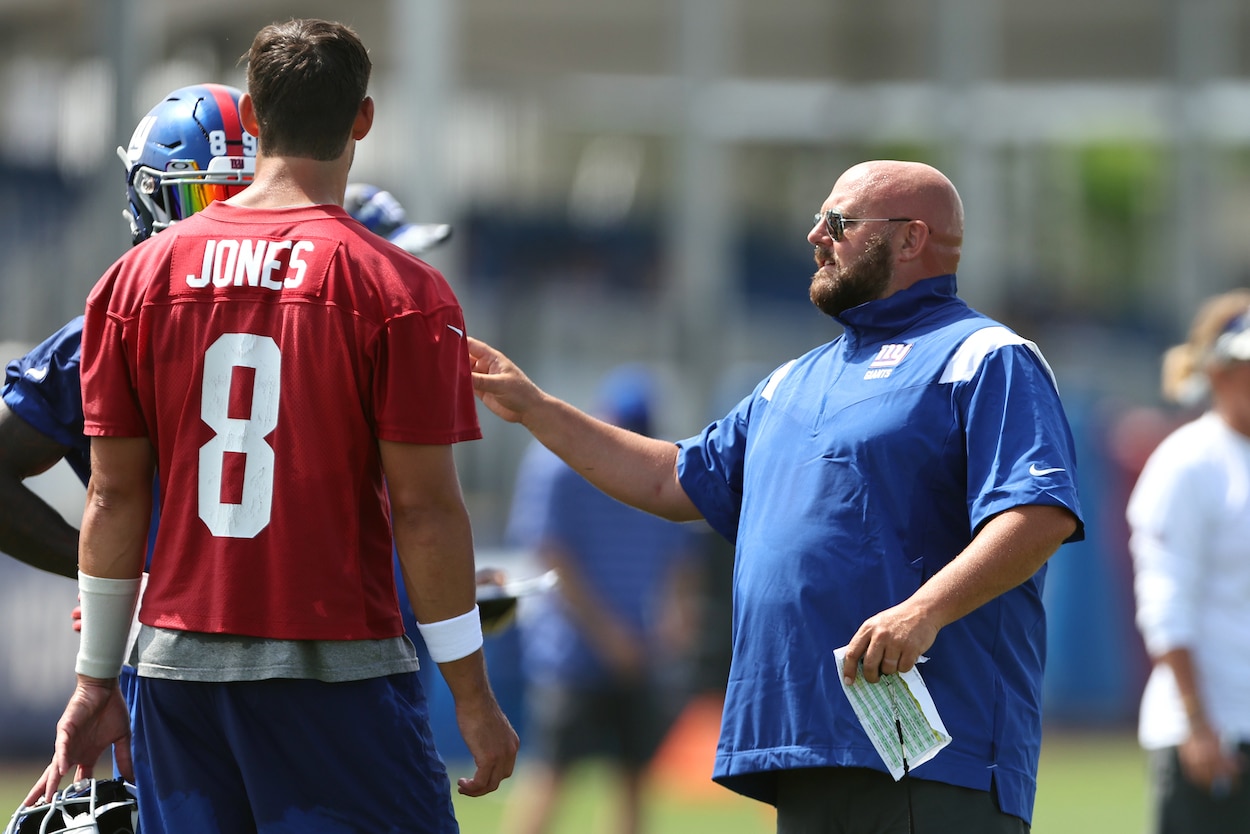 Brian Daboll speaks to Daniel Jones.