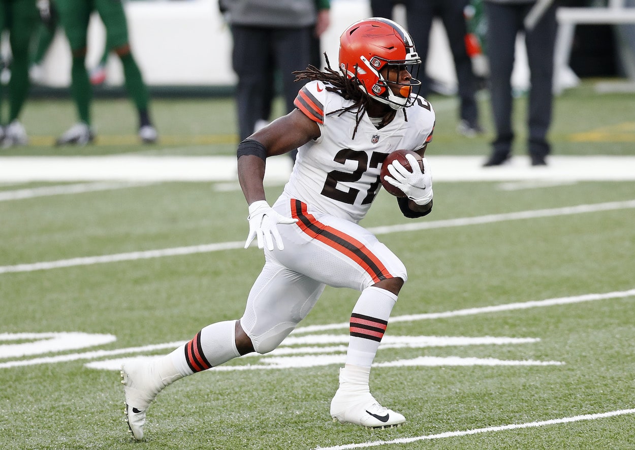 Kareem Hunt runs the ball against the Jets.