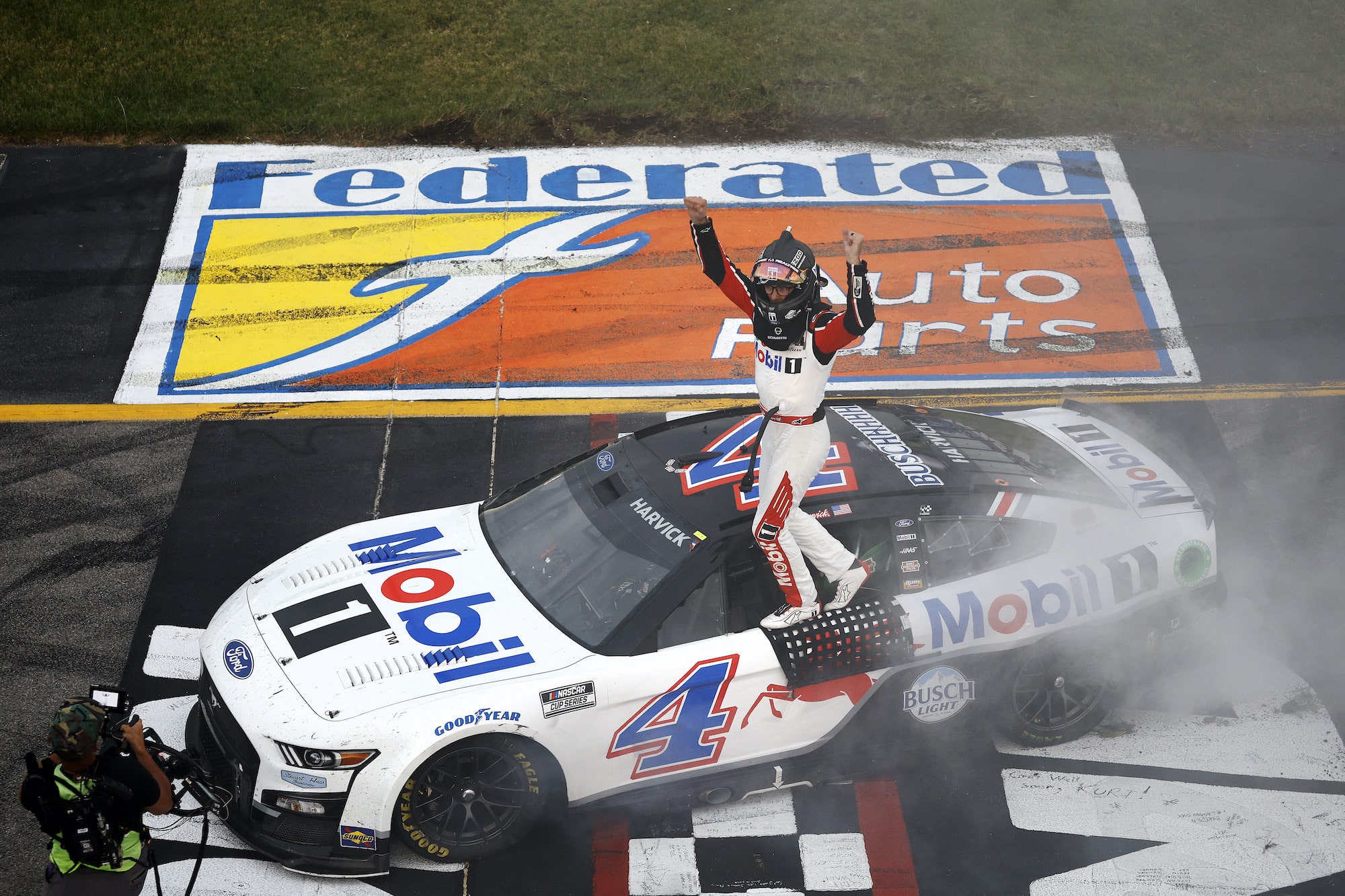 Kevin Harvick wins Richmond