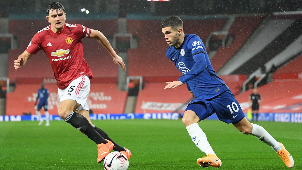 Manchester United defender Harry Maguire (L) vies with Chelsea midfielder Christian Pulisic during the English Premier League football match in 2020.