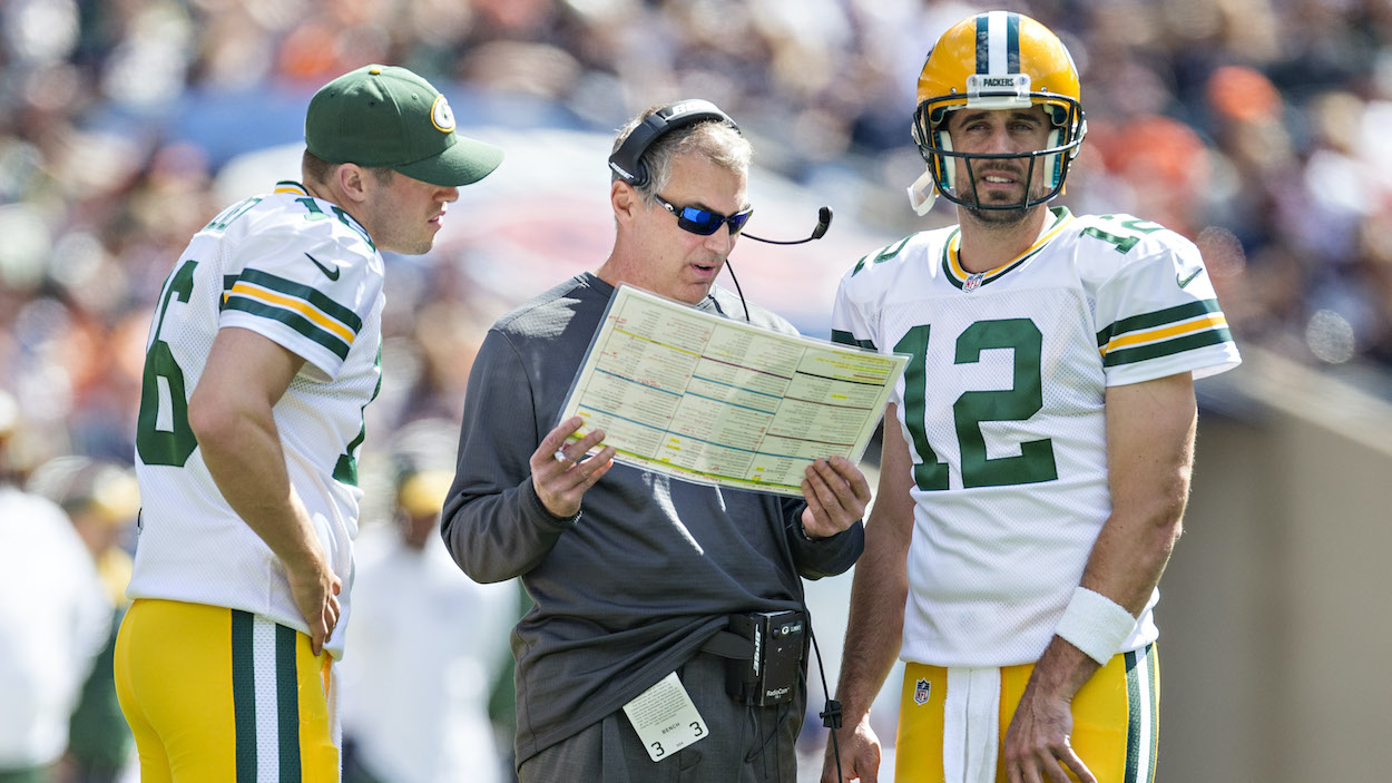 Green Bay Packers quarterback Aaron Rodgers (R) and QB coach Tom Clements (C) in 2015.
