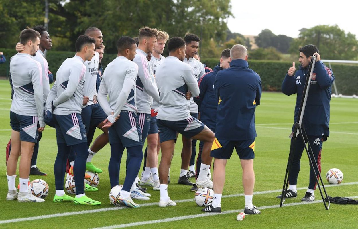 Arsenal manager Mikel Arteta (R) speaks to his Arsenal squad in training.