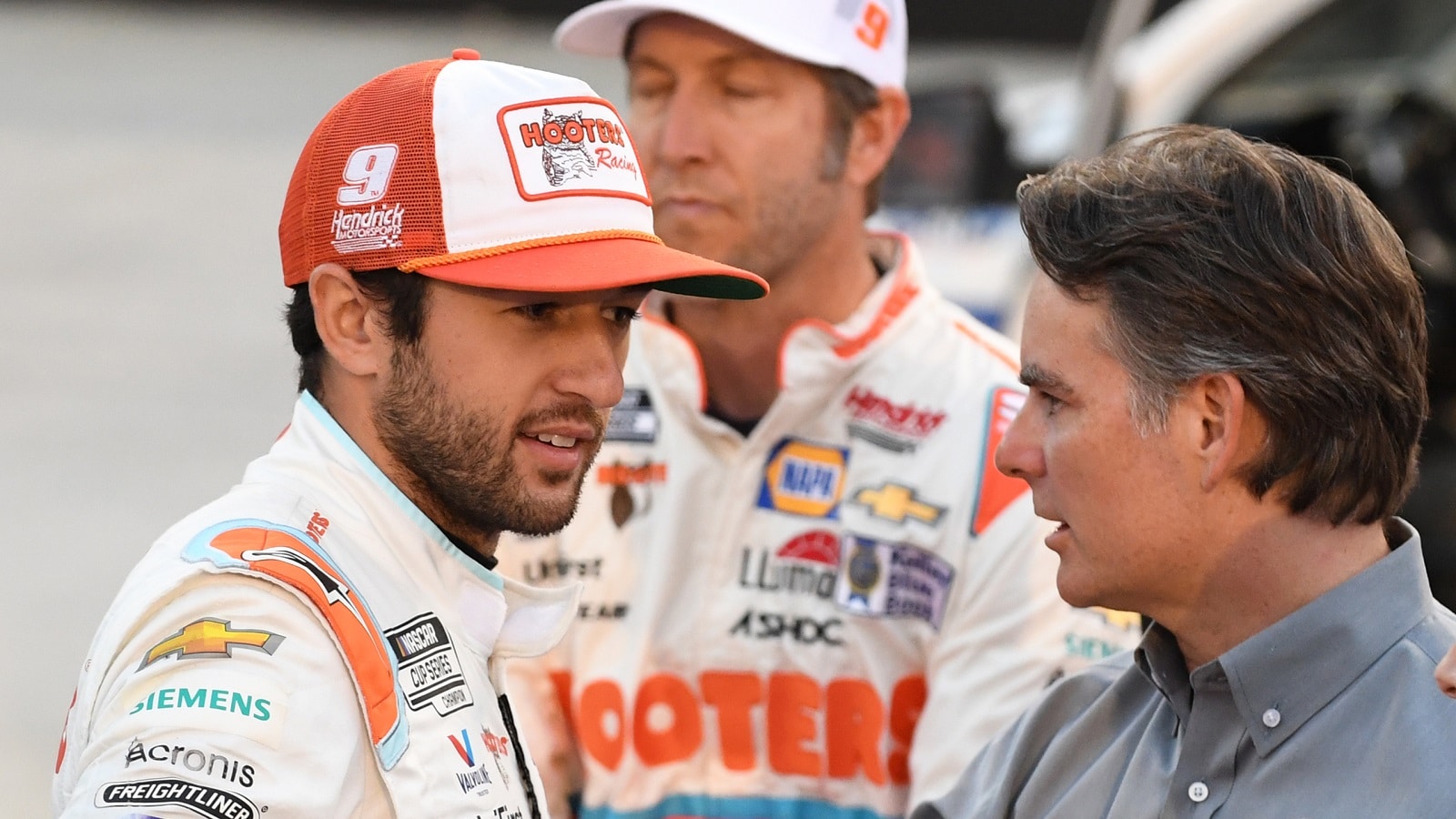 Chase Elliott talks to Hendrick Motorsports executive Jeff Gordon before the NASCAR Cup Series Bass Pro Shops Night Race on Sept. 17, 2022, at Bristol Motor Speedway.