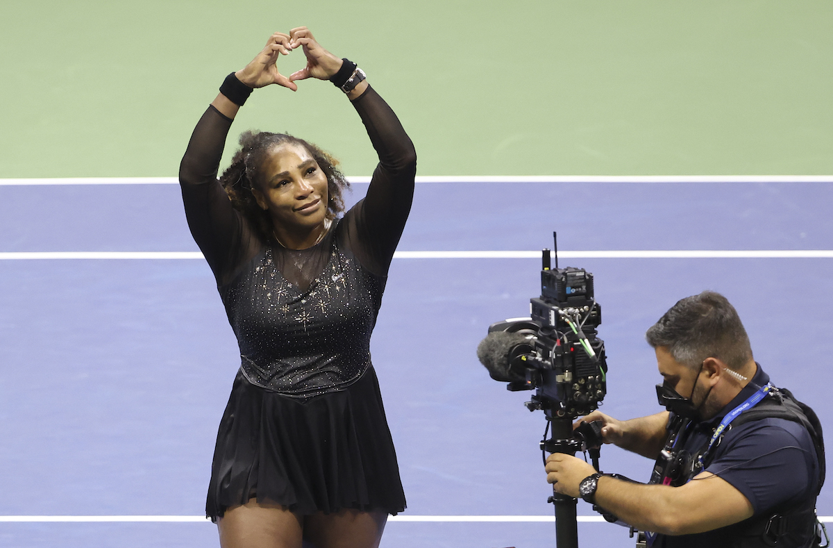 Serena Williams saluta i fan dopo la sua ultima partita in carriera, perdendo contro Ajla Tomljanovic agli US Open 2022