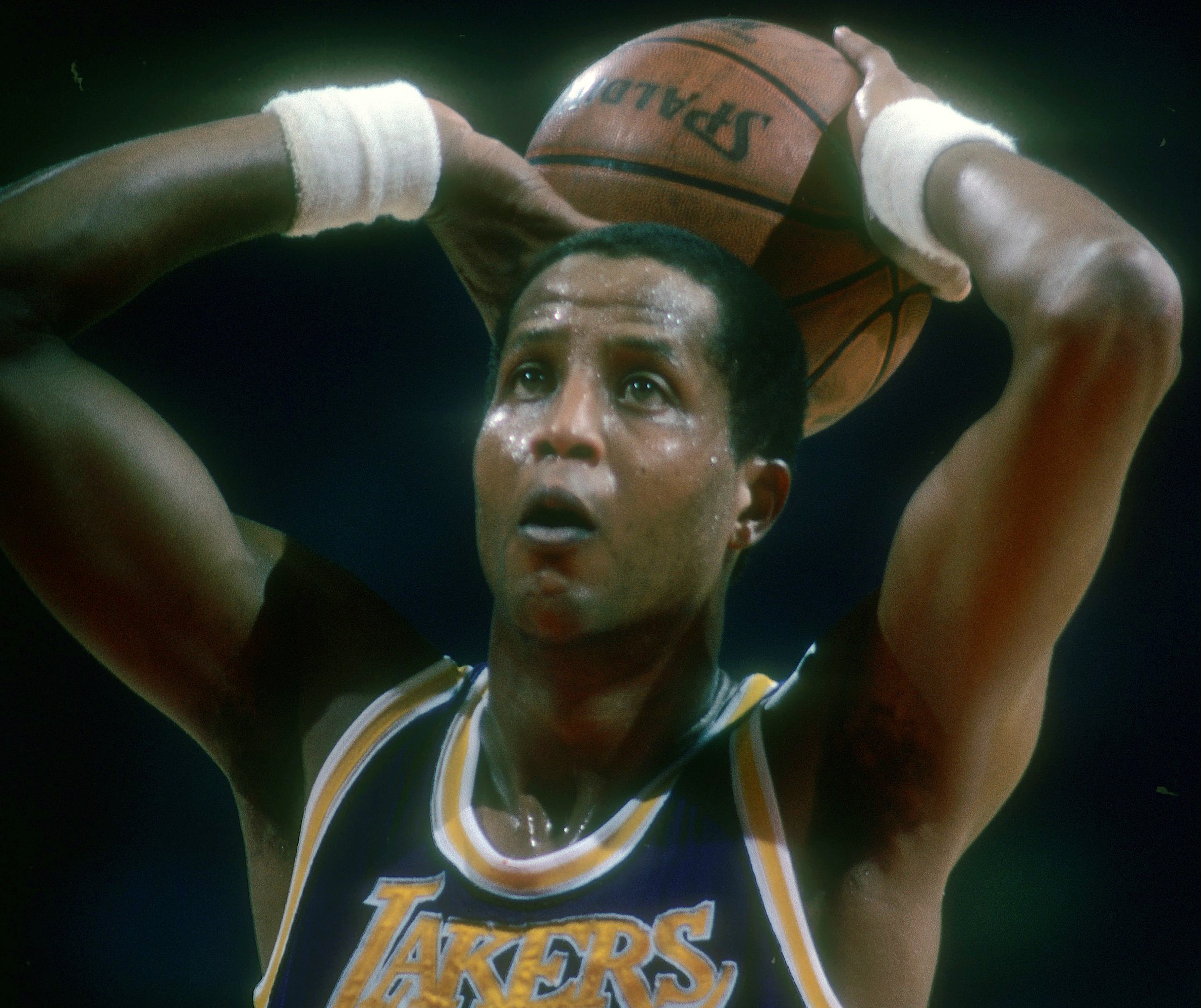 Jamaal Wilkes of the Los Angeles Lakers shoots the ball against the Washington Bullets during an NBA basketball game circa 1983.