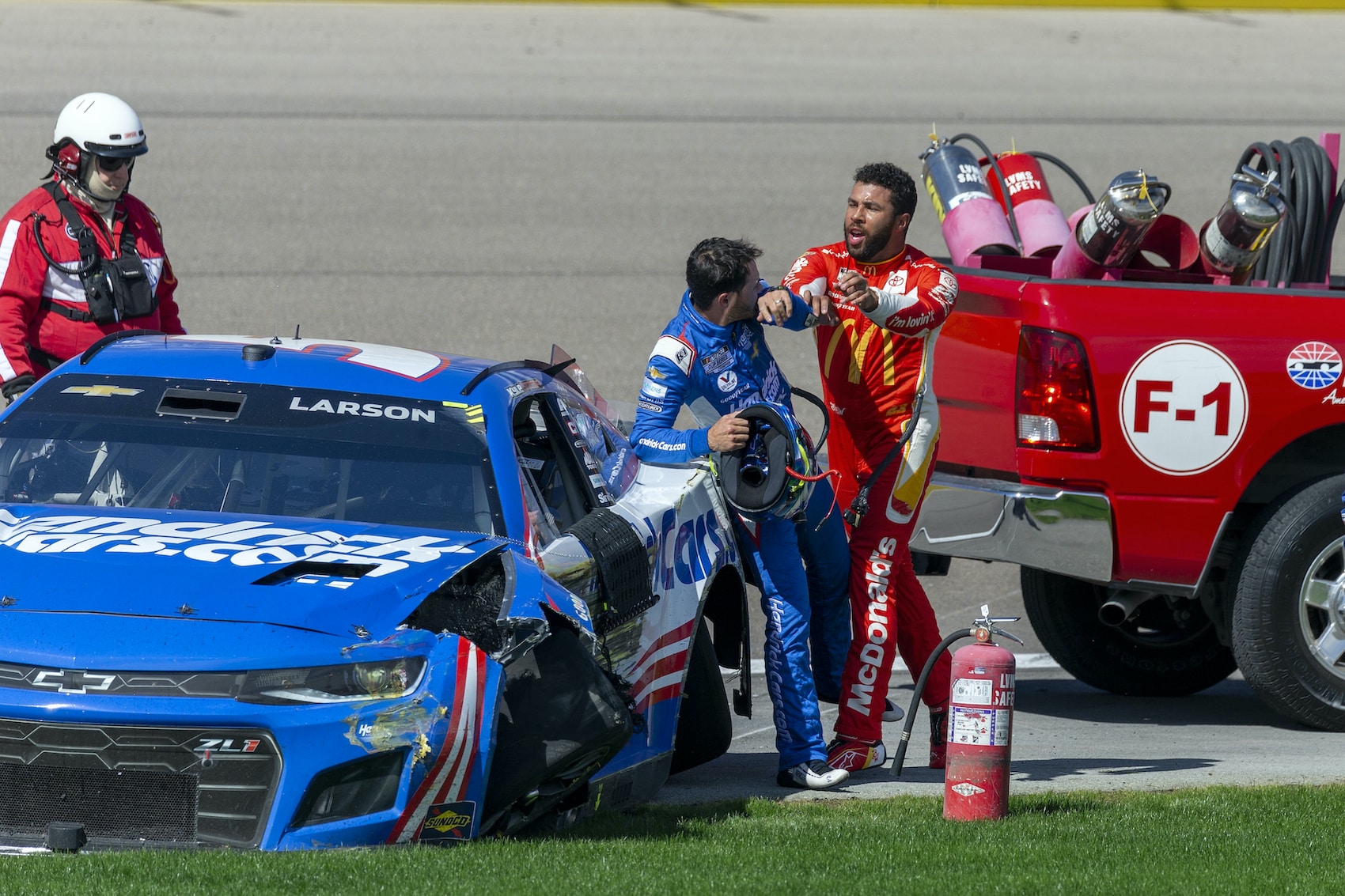 Bubba Wallace shoves Kyle Larson