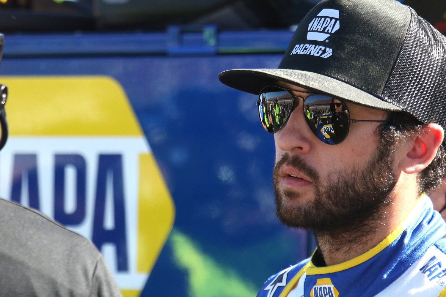 Chase Elliott talks with members of his crew during qualifying for the NASCAR PYellaWood 500 on Oct. 1, 2022 at Talladega Superspeedway. | Jeff Robinson/Icon Sportswire via Getty Images